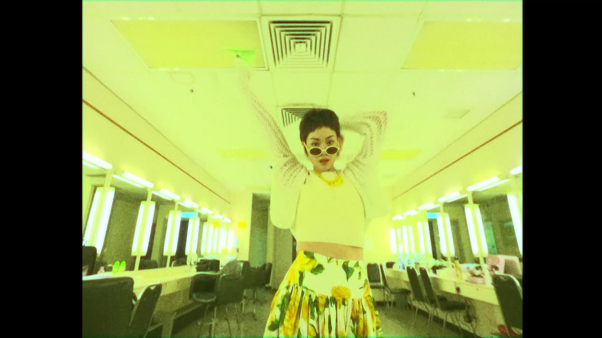 關嘉敏無論造型、髮型、太陽眼鏡、身形、眼神及狀態,都同王菲似到十足,一個字服!