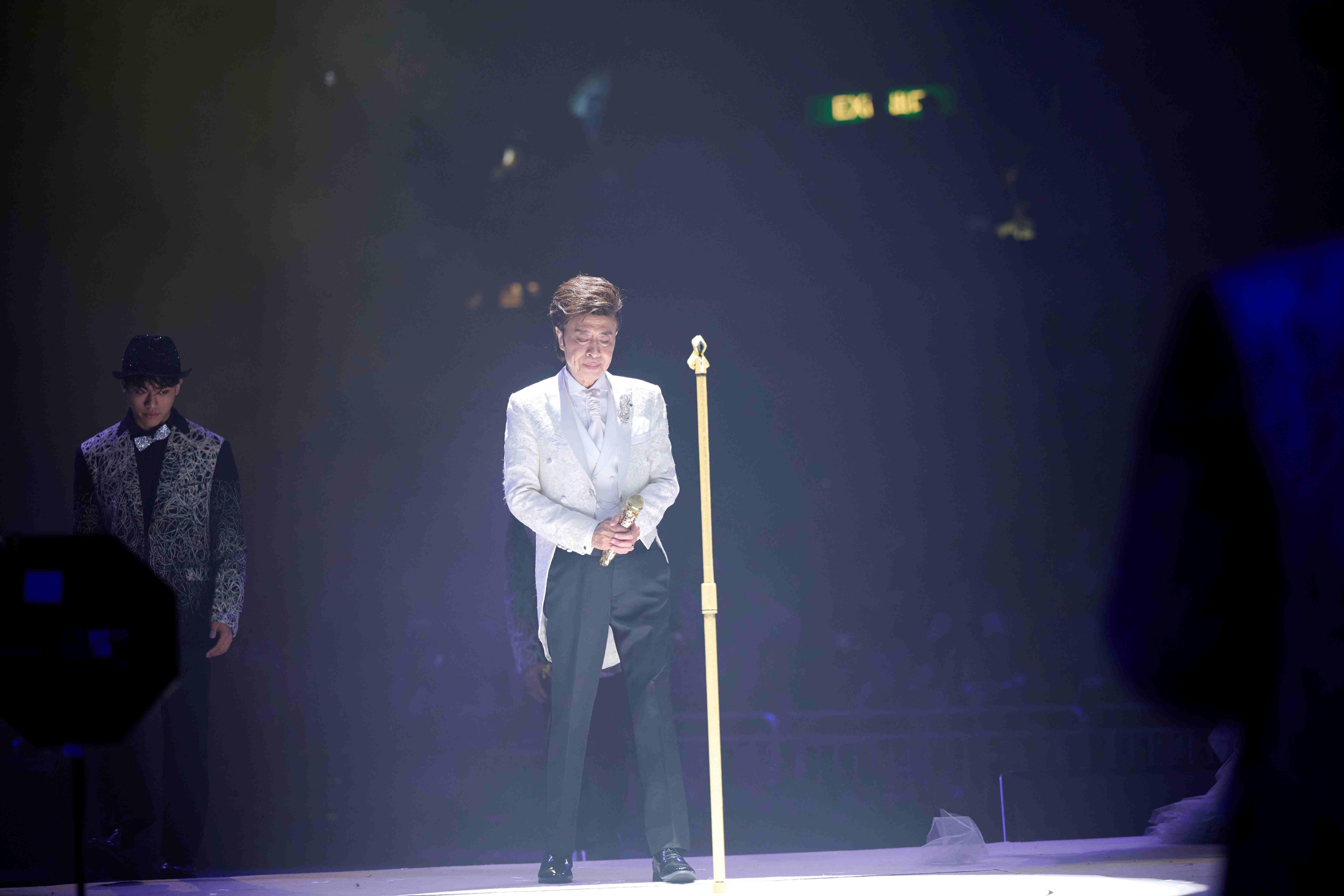 棠哥繞場跟觀眾握手,再慢慢走上台將金咪放上咪架下,正式封咪。