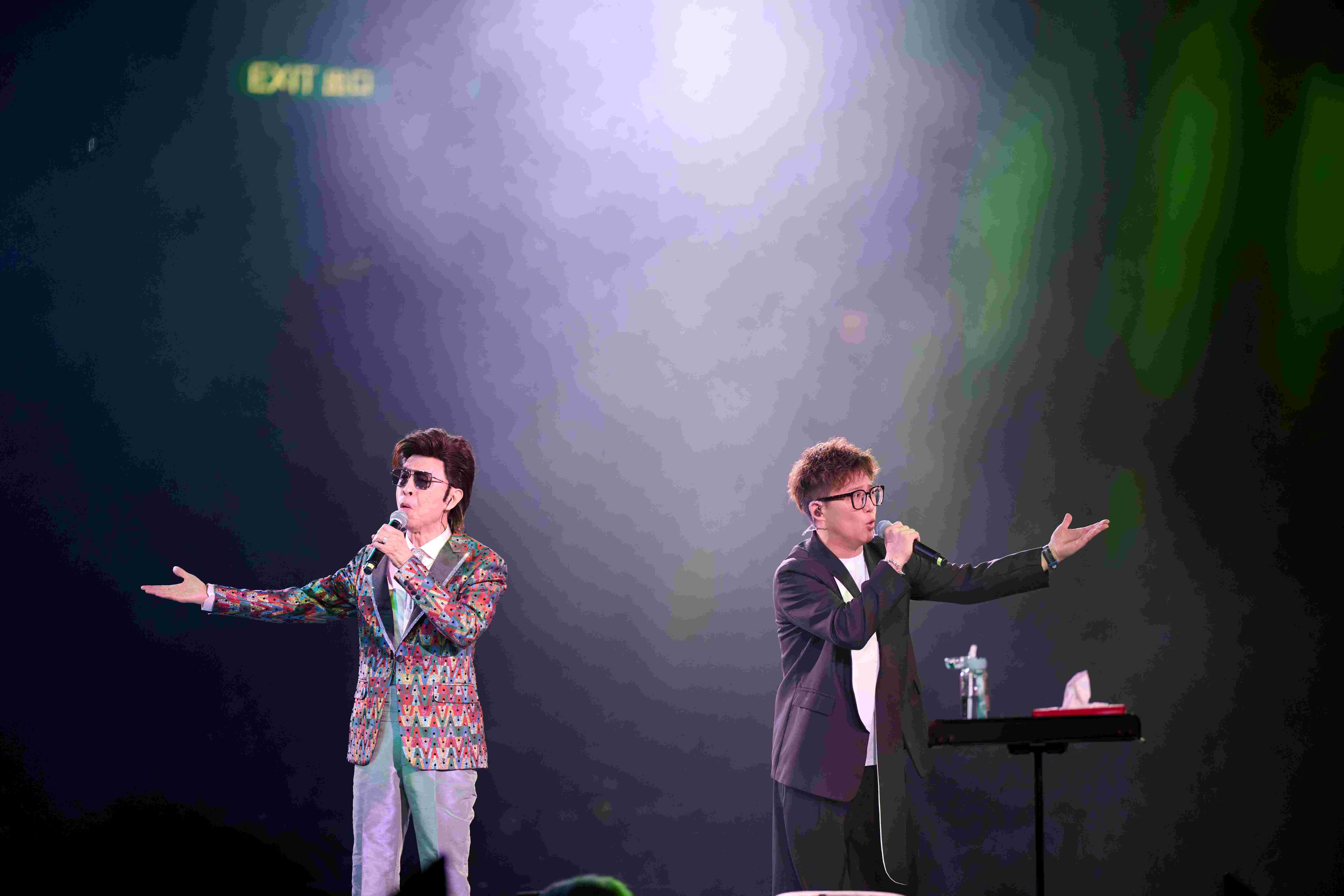 葉振棠與劉可合唱。