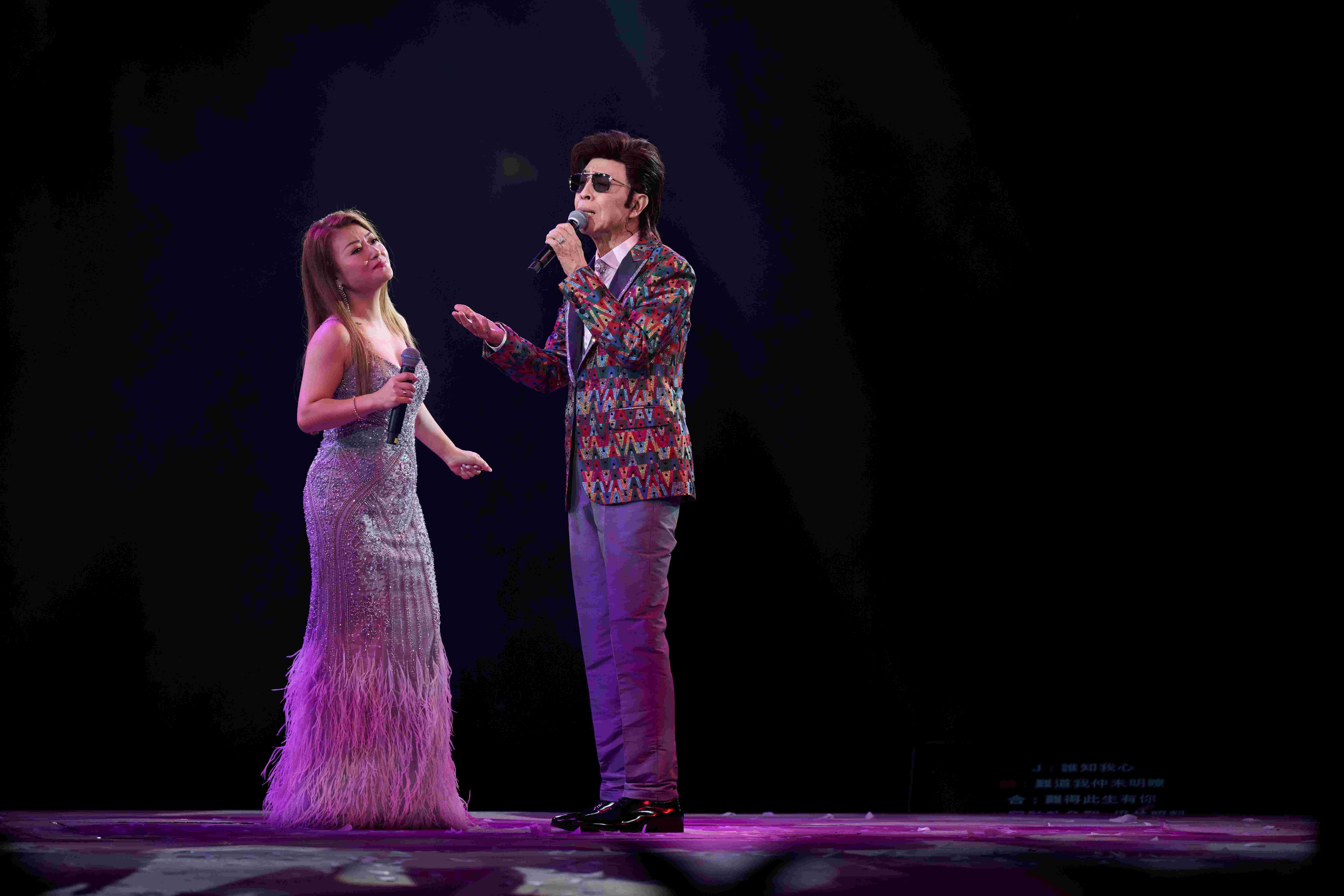 葉振棠與李佳合唱。