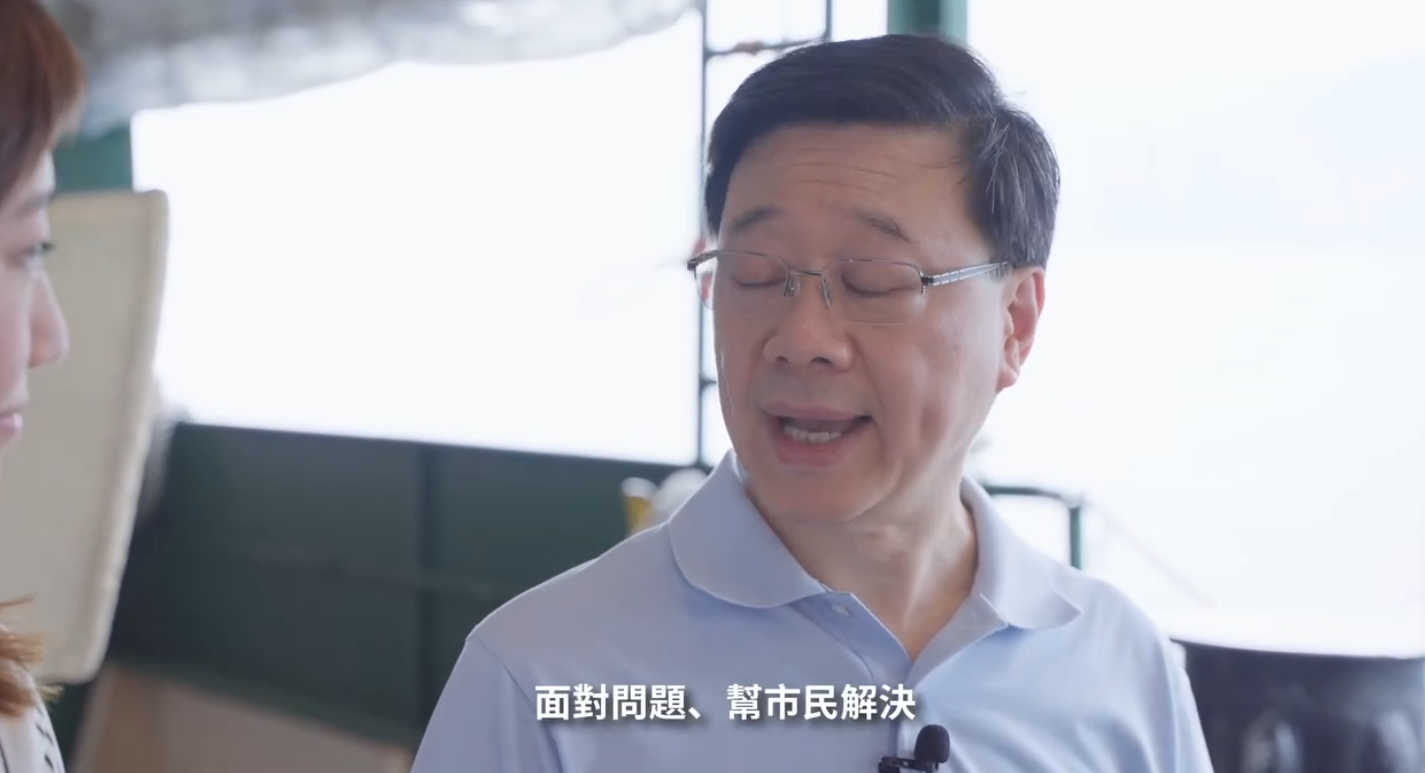 李家超坐小輪拍片談上任兩年感受 稱政府會做好導演及搭台角色