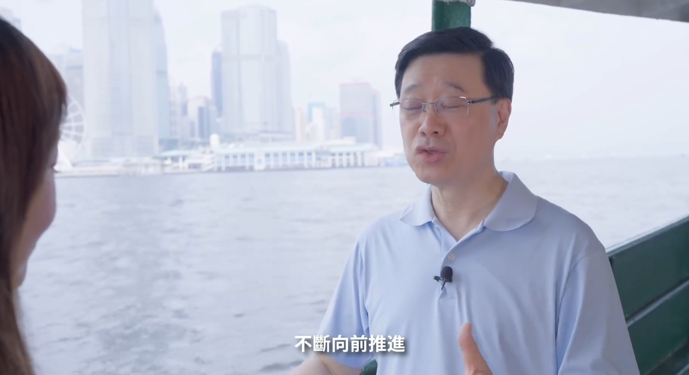 李家超坐小輪拍片談上任兩年感受 稱政府會做好導演及搭台角色