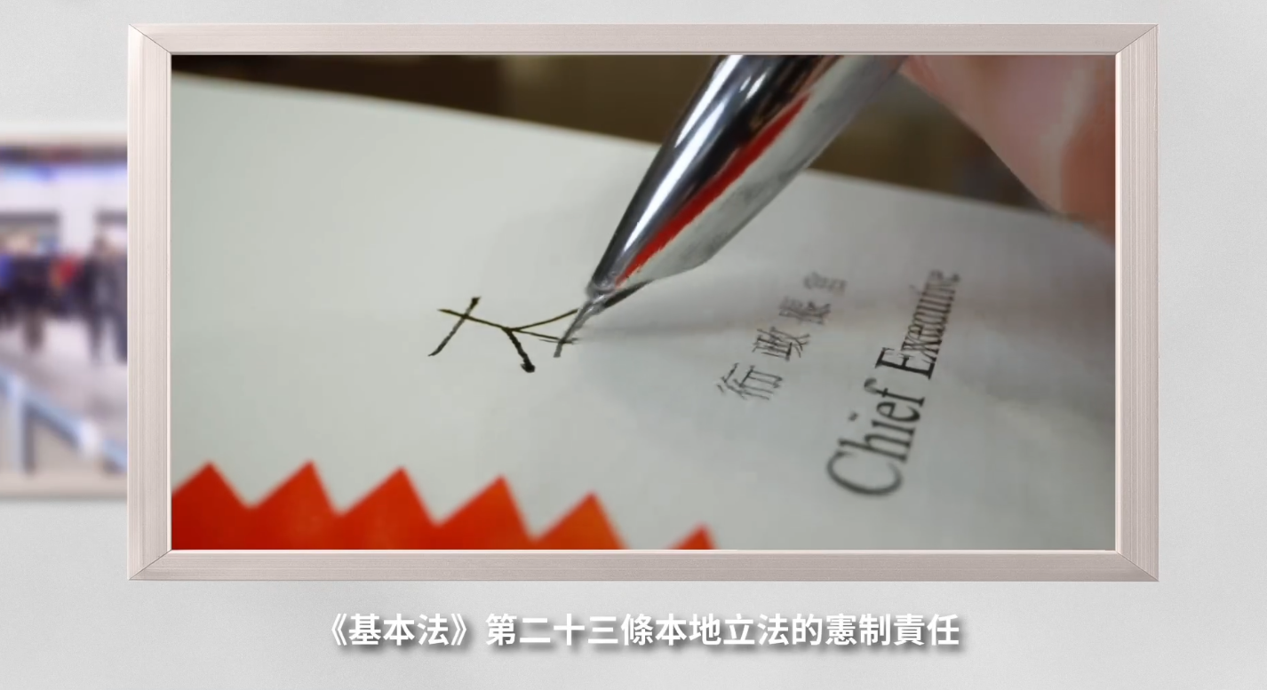 李家超坐小輪拍片談上任兩年感受 稱政府會做好導演及搭台角色