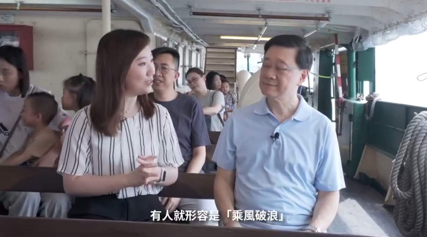 李家超坐小輪拍片談上任兩年感受 稱政府會做好導演及搭台角色