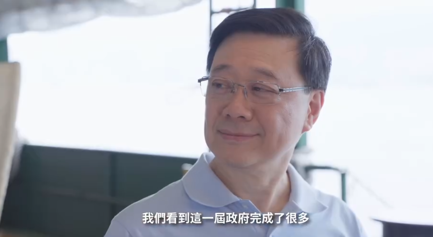 李家超坐小輪拍片談上任兩年感受 稱政府會做好導演及搭台角色