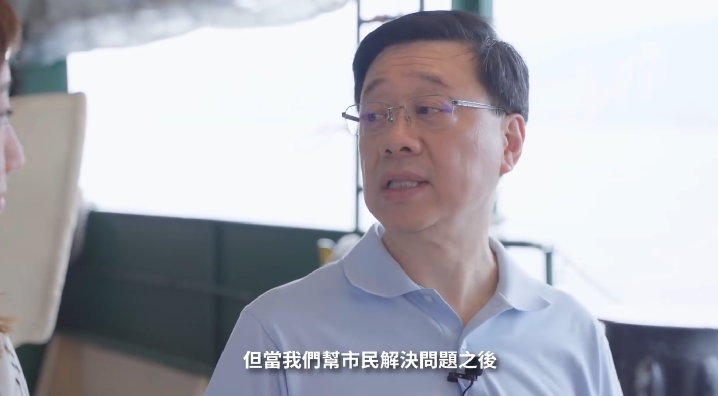 李家超坐小輪拍片談上任兩年感受 稱政府會做好導演及搭台角色