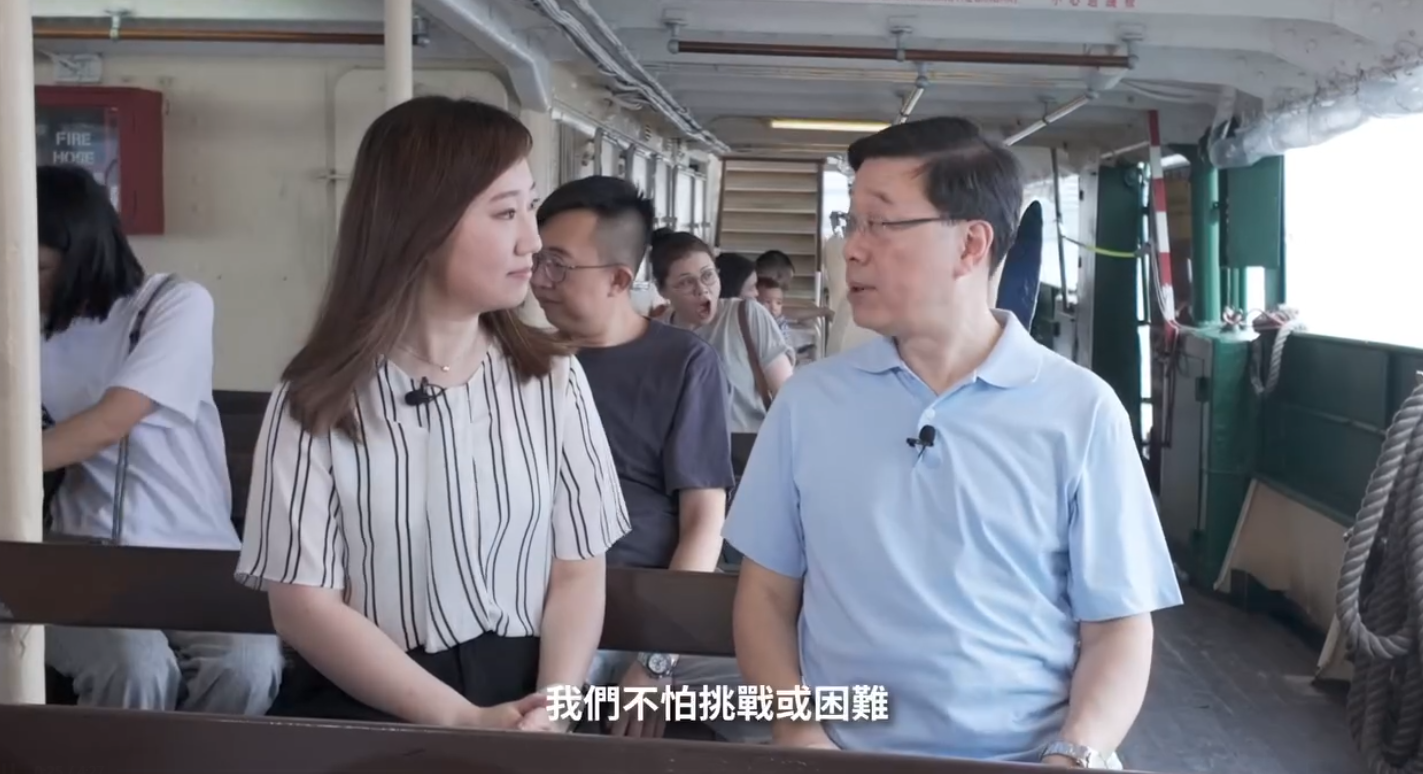 李家超坐小輪拍片談上任兩年感受 稱政府會做好導演及搭台角色