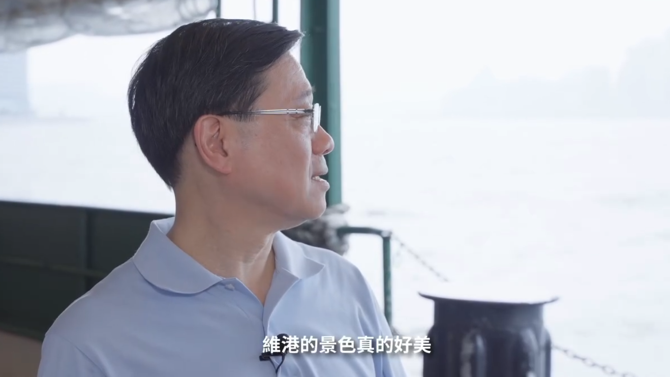 李家超坐小輪拍片談上任兩年感受 稱政府會做好導演及搭台角色