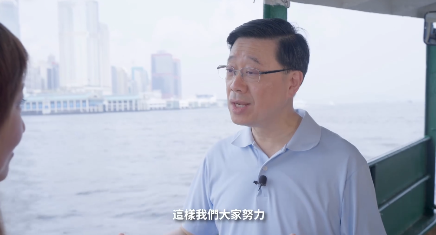 李家超坐小輪拍片談上任兩年感受 稱政府會做好導演及搭台角色