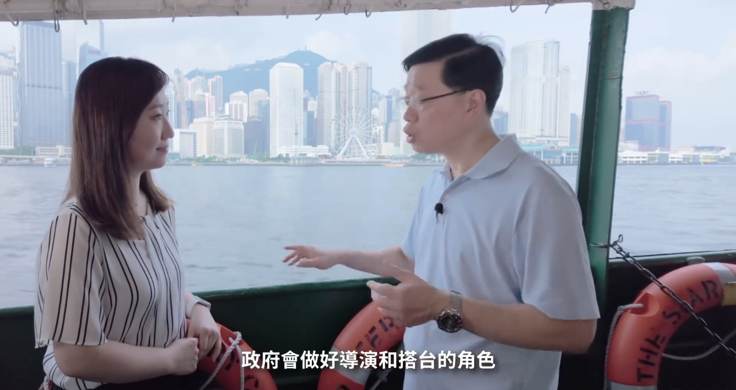 李家超坐小輪拍片談上任兩年感受 稱政府會做好導演及搭台角色