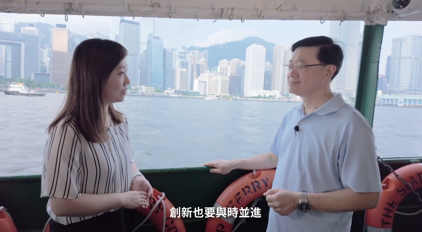 李家超坐小輪拍片談上任兩年感受 稱政府會做好導演及搭台角色