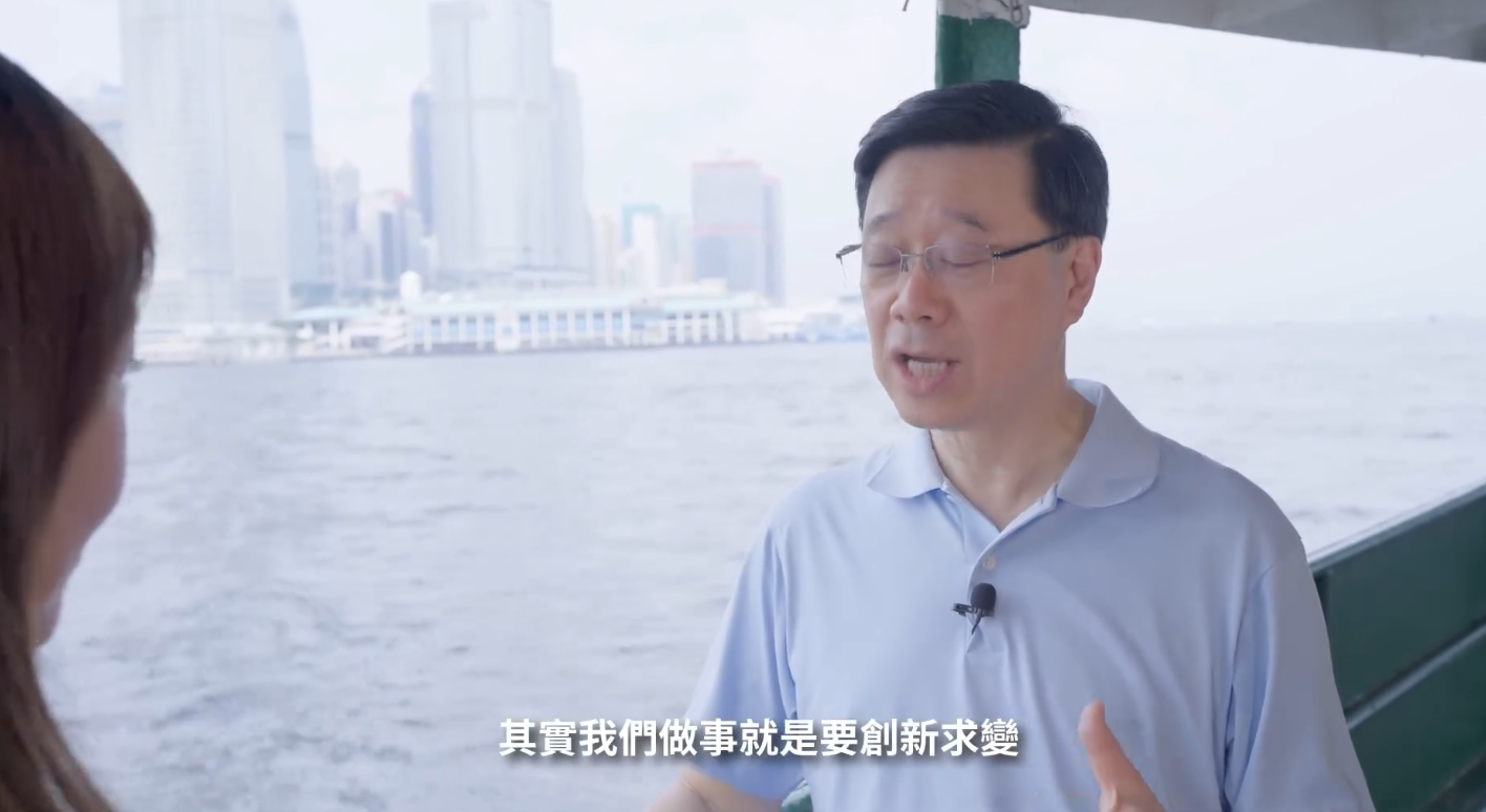 李家超坐小輪拍片談上任兩年感受 稱政府會做好導演及搭台角色