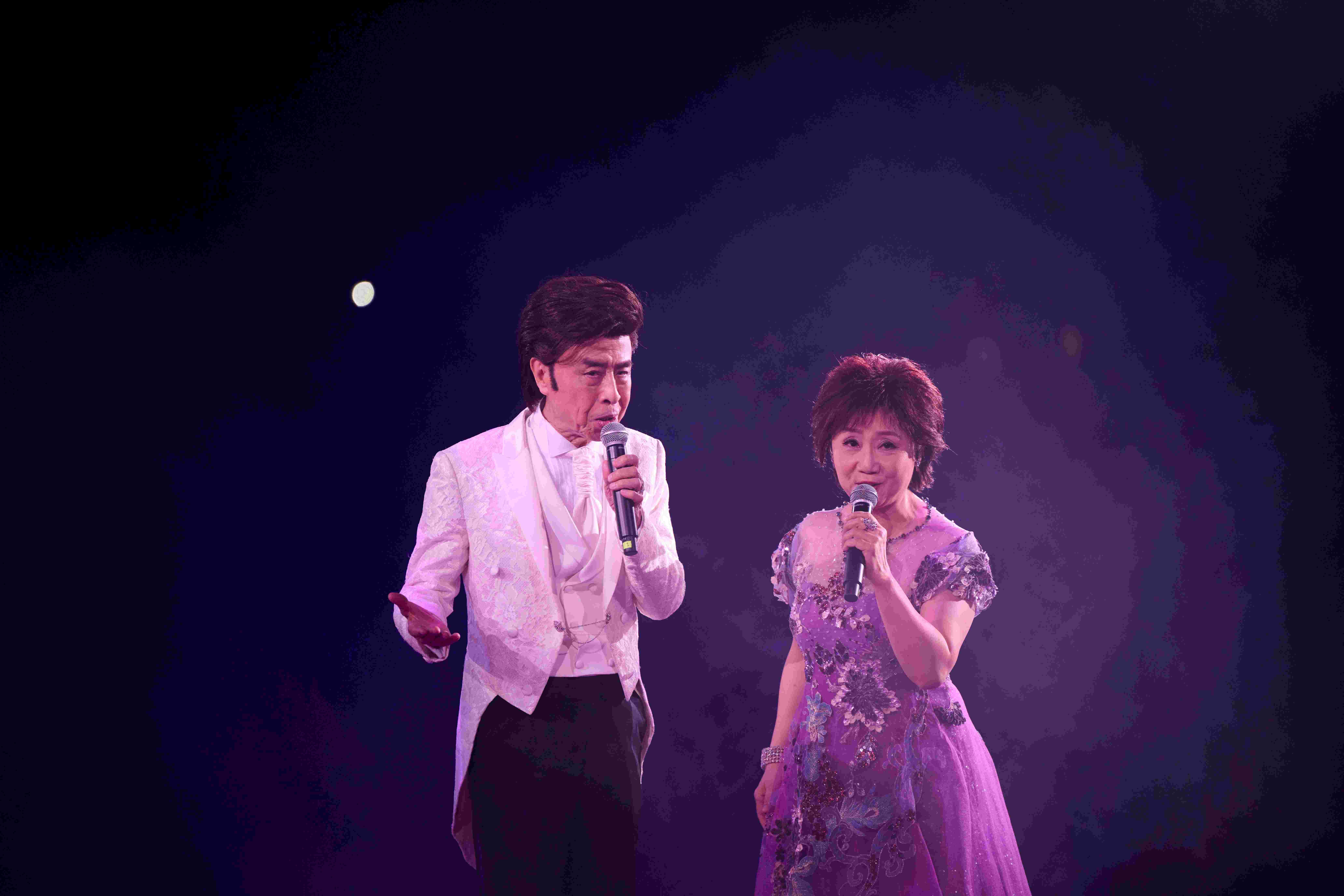 葉振棠與張德蘭合唱。