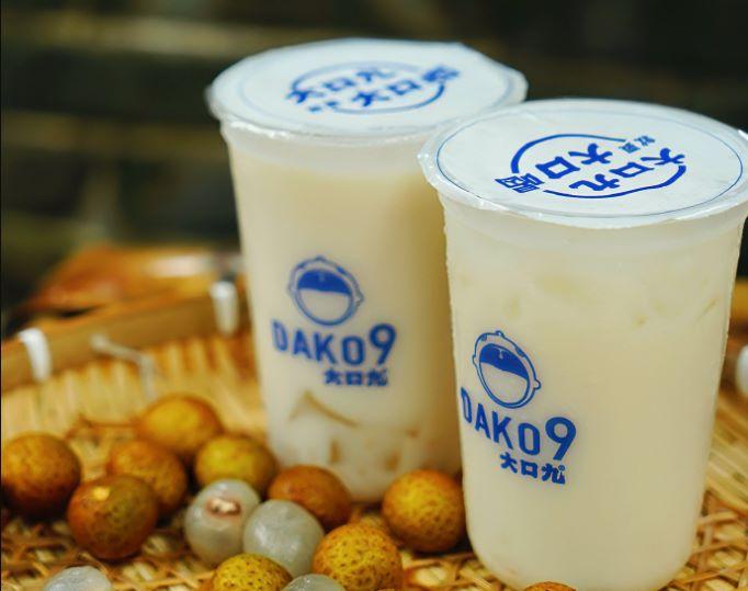 內地茶飲「大口九」香港開分店,設有多款茶飲力撼港式小食店。(微博)