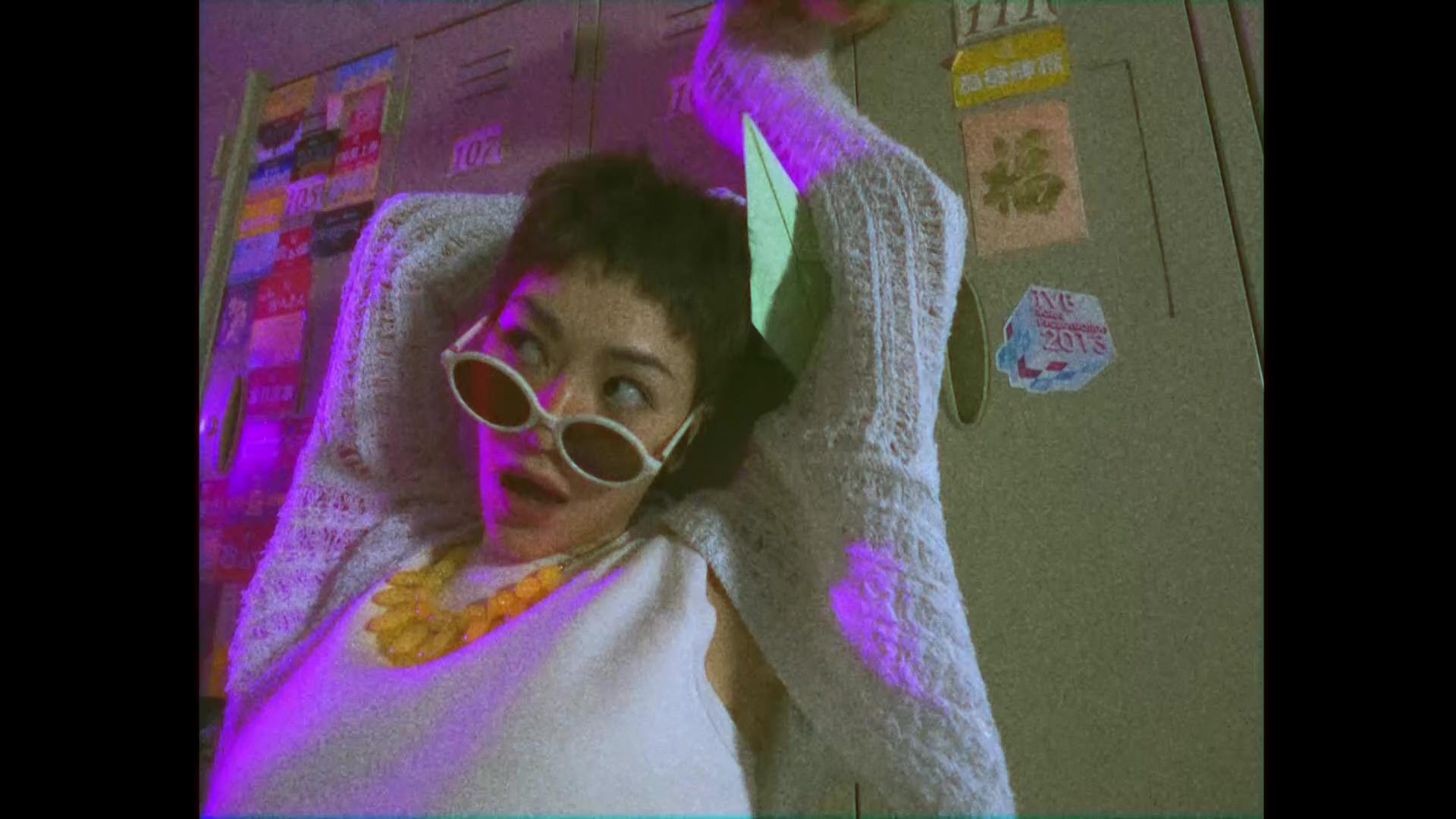 關嘉敏無論造型、髮型、太陽眼鏡、身形、眼神及狀態,都同王菲似到十足,一個字服!