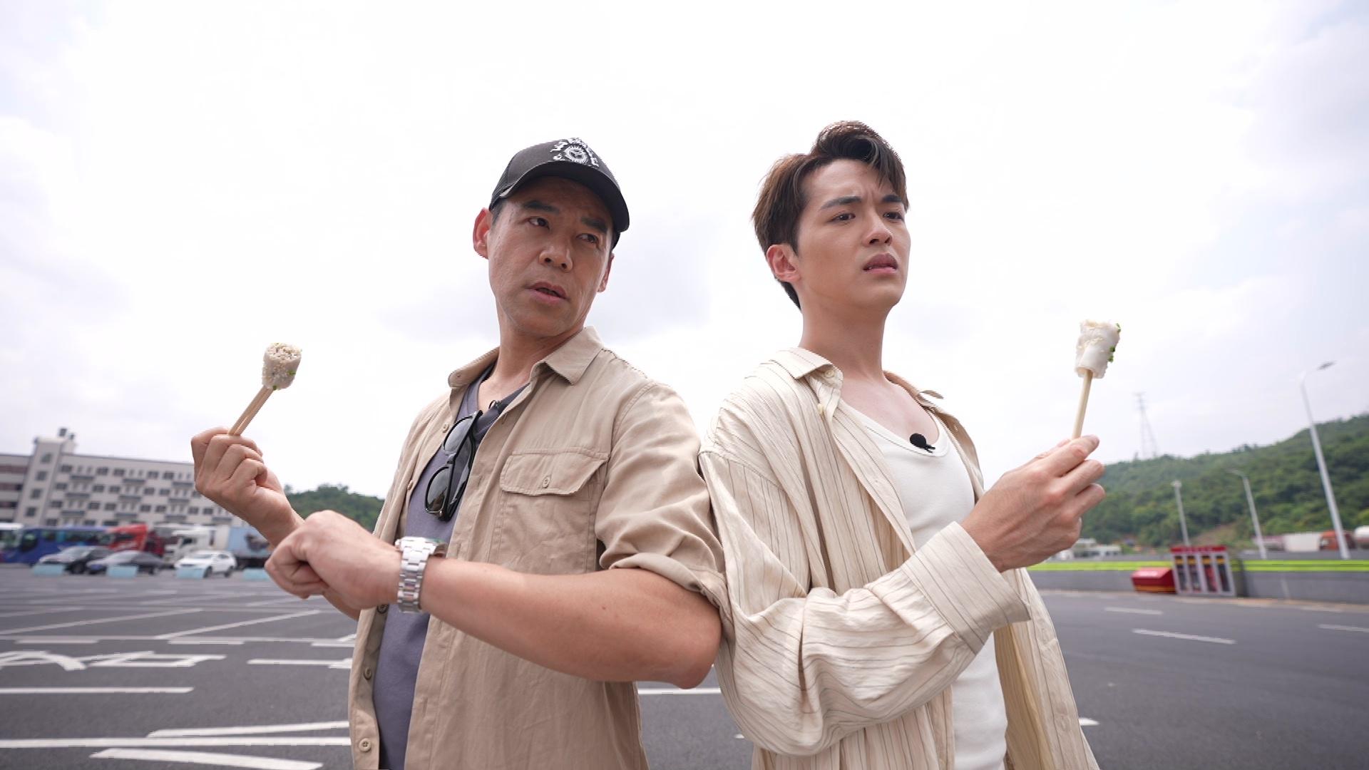 徐榮(左)、阮浩棕(右)中途加入分別為「夠嘆隊」同「好玩隊」幫手搶分。