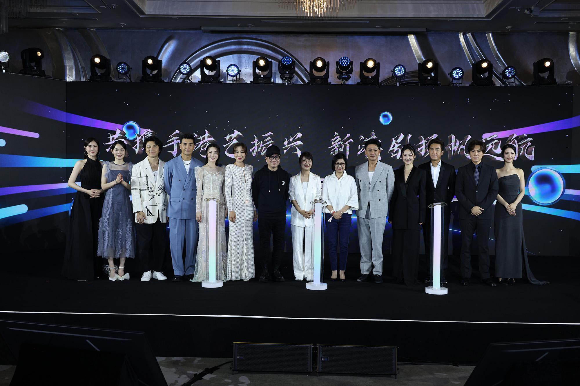 藝員與鍾澍佳、曾勵珍及謝穎合照