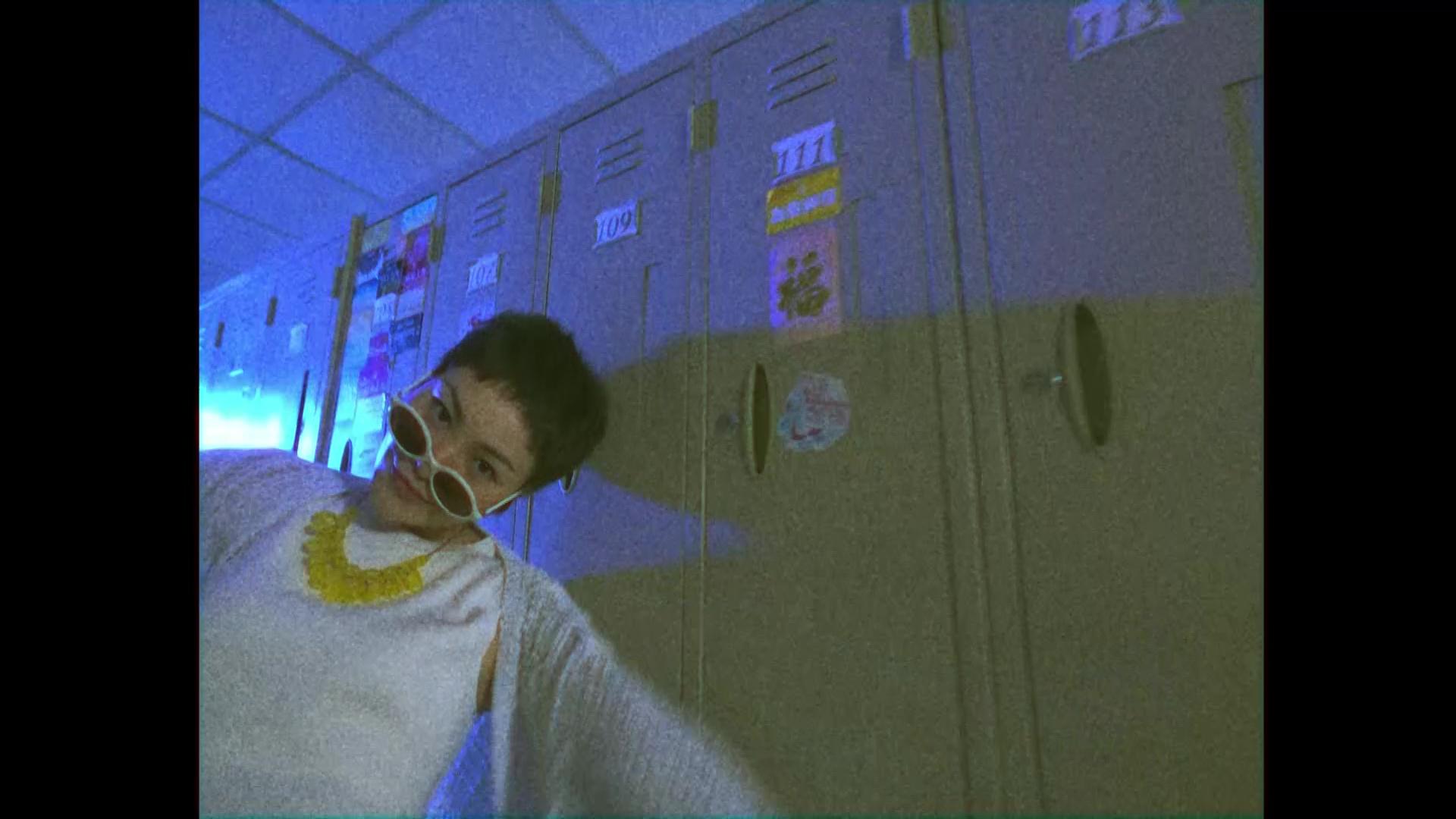 關嘉敏無論造型、髮型、太陽眼鏡、身形、眼神及狀態,都同王菲似到十足,一個字服!