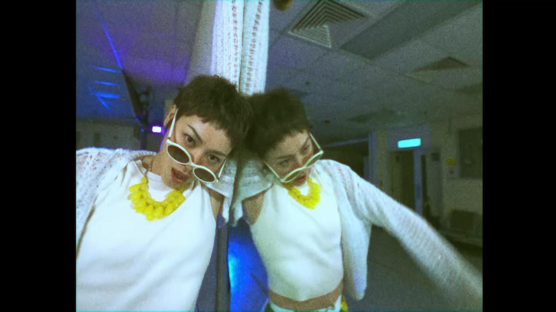 關嘉敏無論造型、髮型、太陽眼鏡、身形、眼神及狀態,都同王菲似到十足,一個字服!