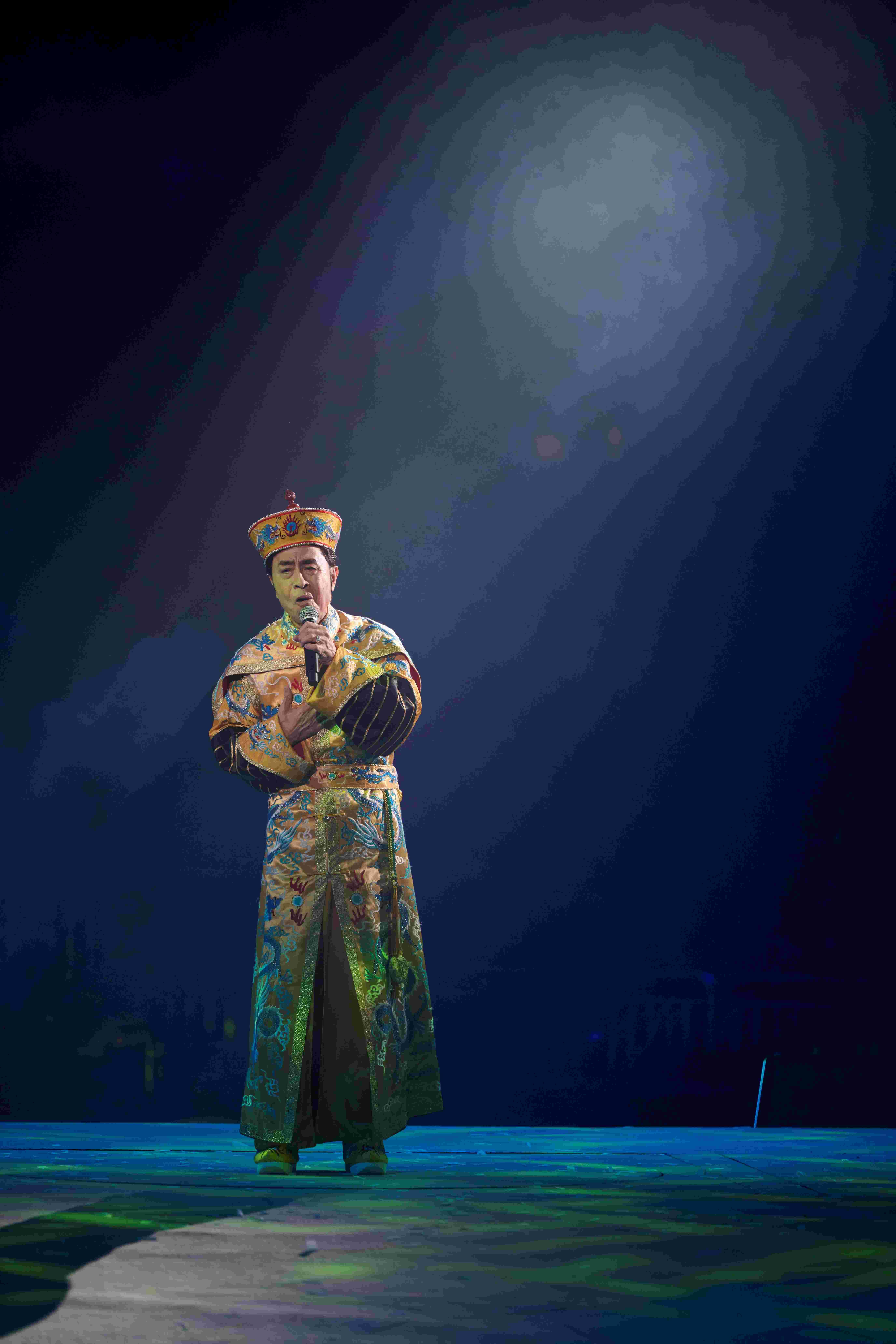 葉振棠皇帝look出場。