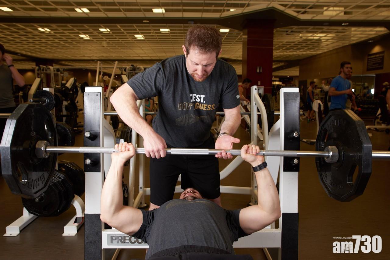 槓鈴臥推是其中一個相對危險性較高的動作,增加重量時宜找Spotter。