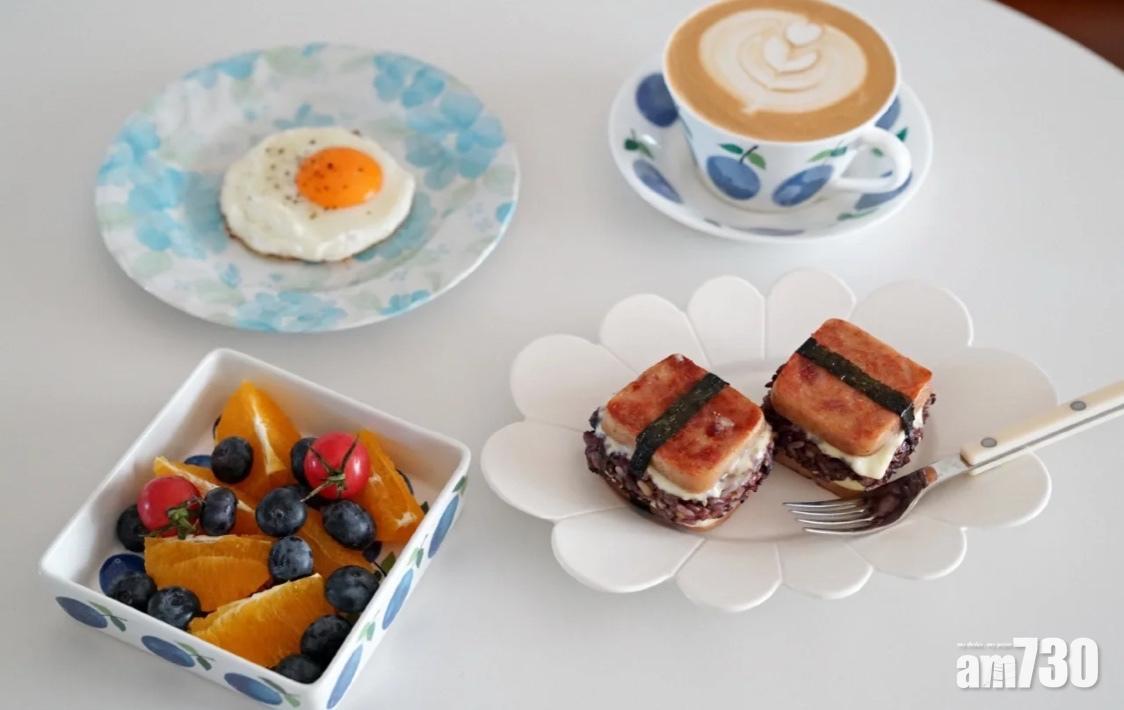 早餐食譜|午餐肉雜糧飯糰可以配上水果、煎蛋一起食用。