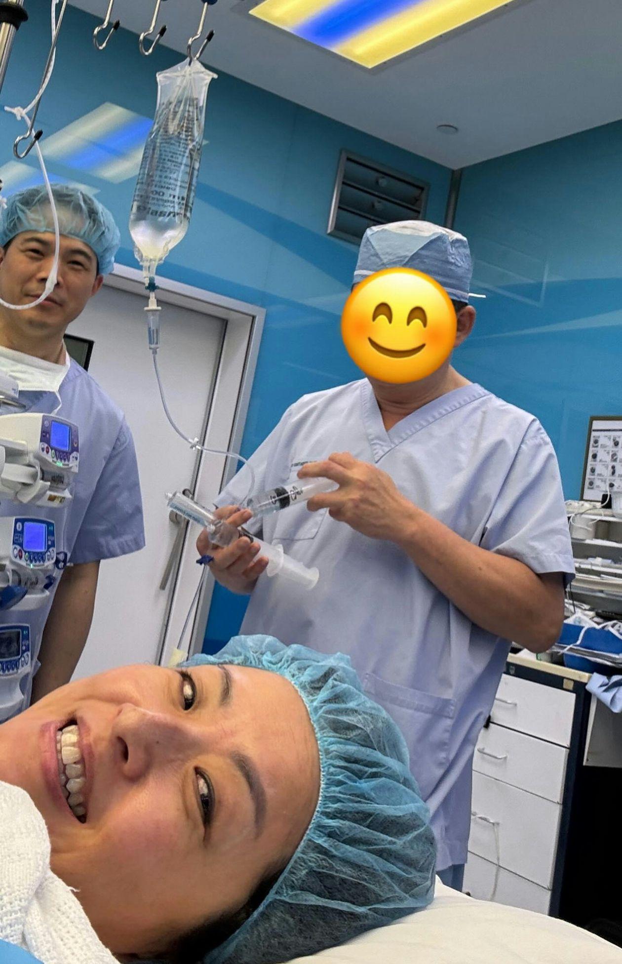 徐濠縈飽受腰痛之苦,接受手術時不忘自拍。