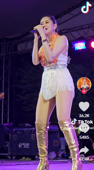 泰國女歌手「抖陰」彈結他惹網民鬧爆,影片瘋傳破兩百萬觀看。(tiktok)