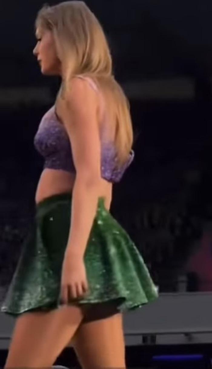 Taylor Swift左手偷偷將鼻涕抹裙。