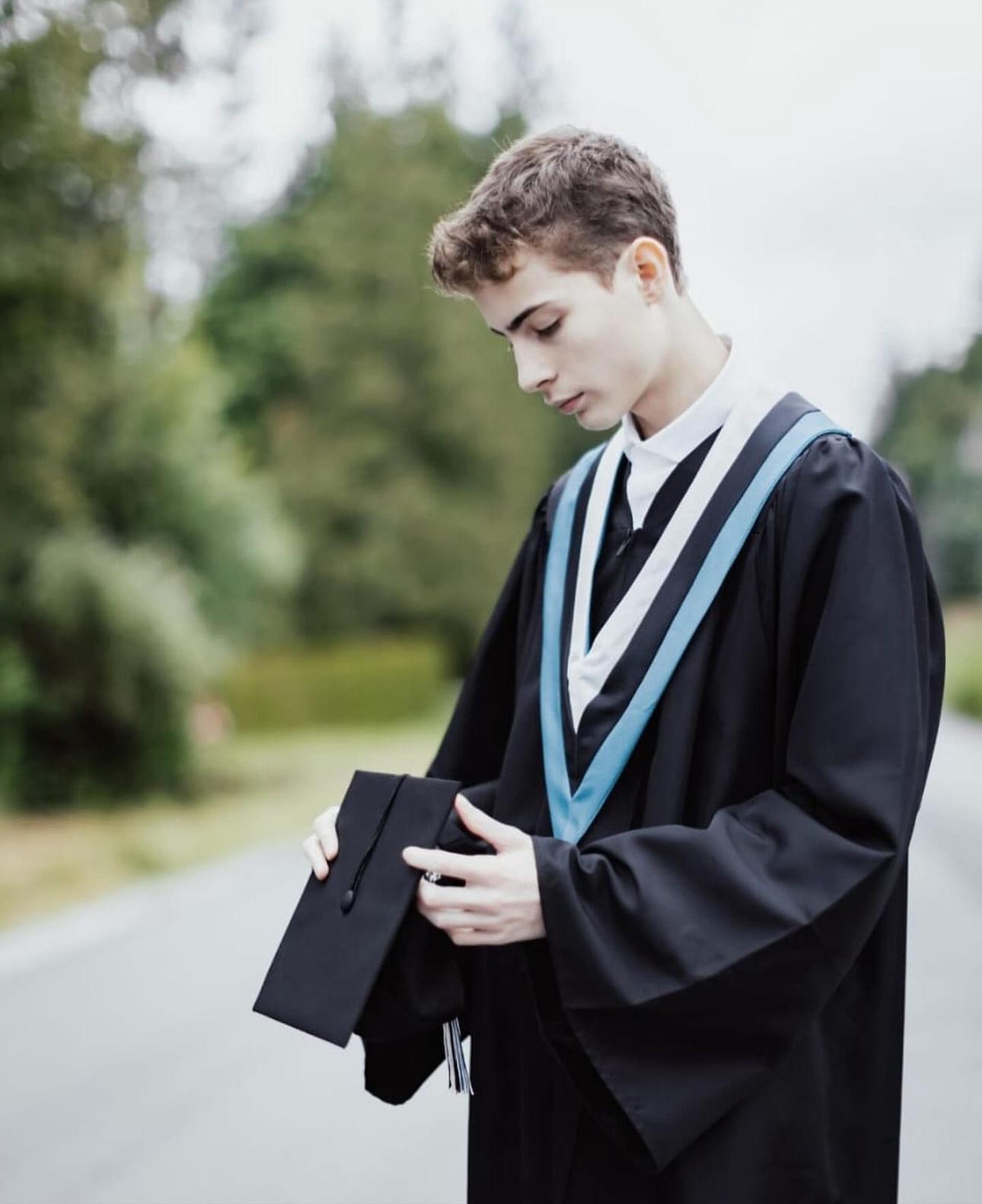 雅各川伯尼已大個仔,外型跟當年可愛模樣可謂判若兩人。