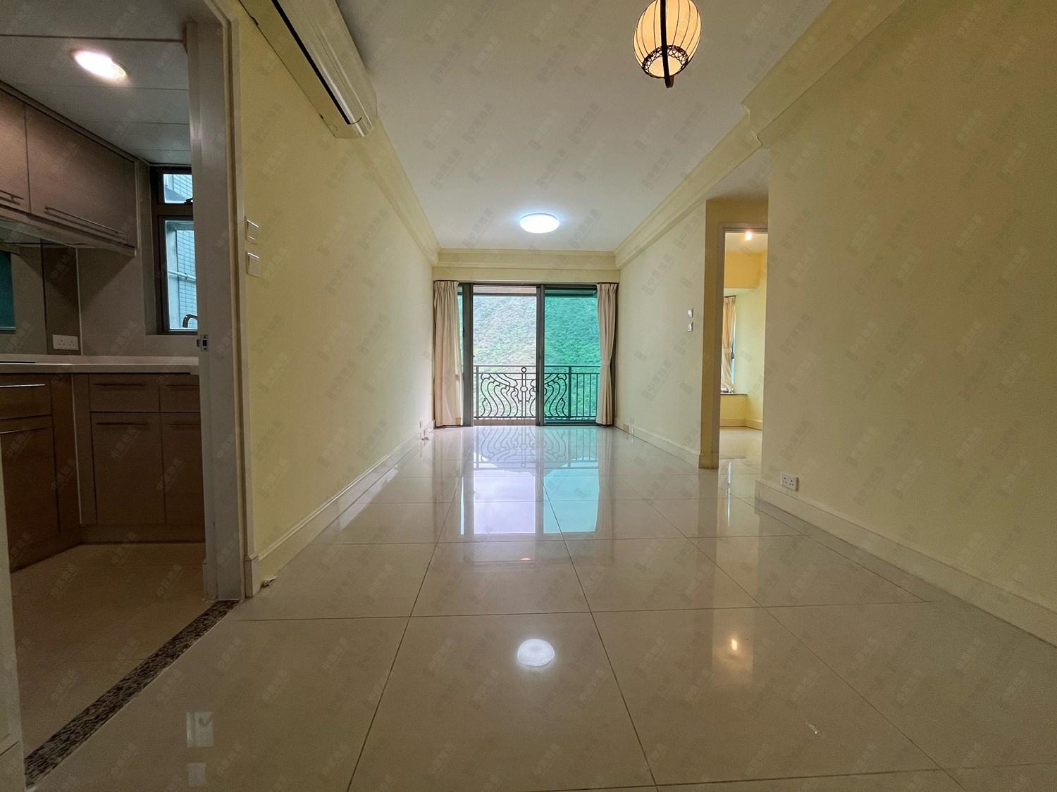 長方型大廳外接露台,享全山景致。(代理提供)