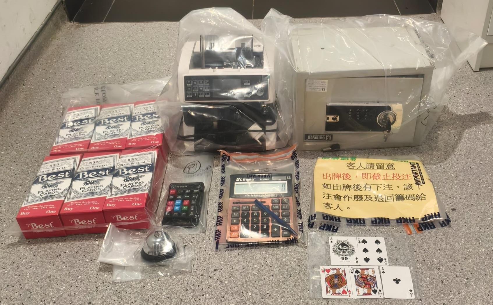 警砵蘭街搗非法百家樂賭檔 拘2負責人20賭客檢48萬賭款籌碼