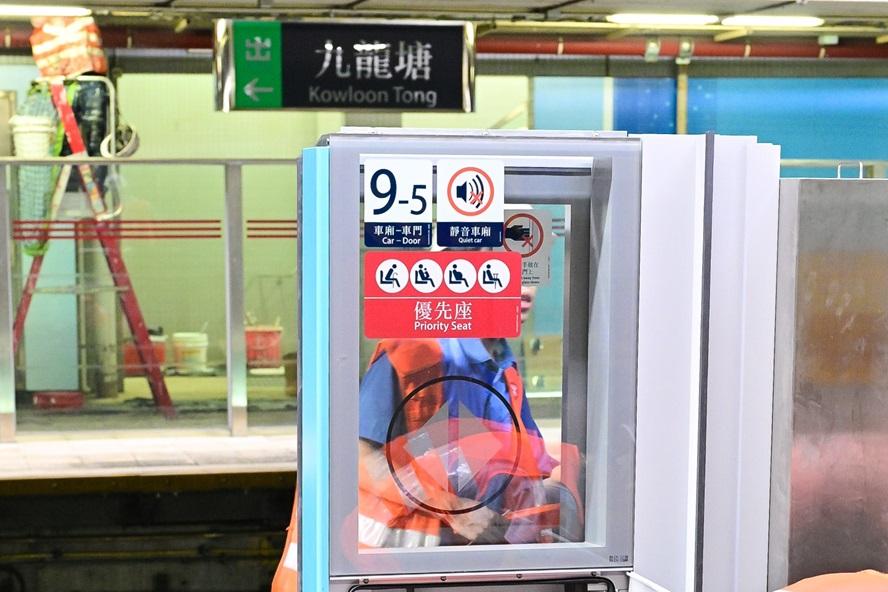 港鐵|東鐵綫九龍塘站昨晚開始安裝閘門 羅湖旺角東大學站工程料第4季展開