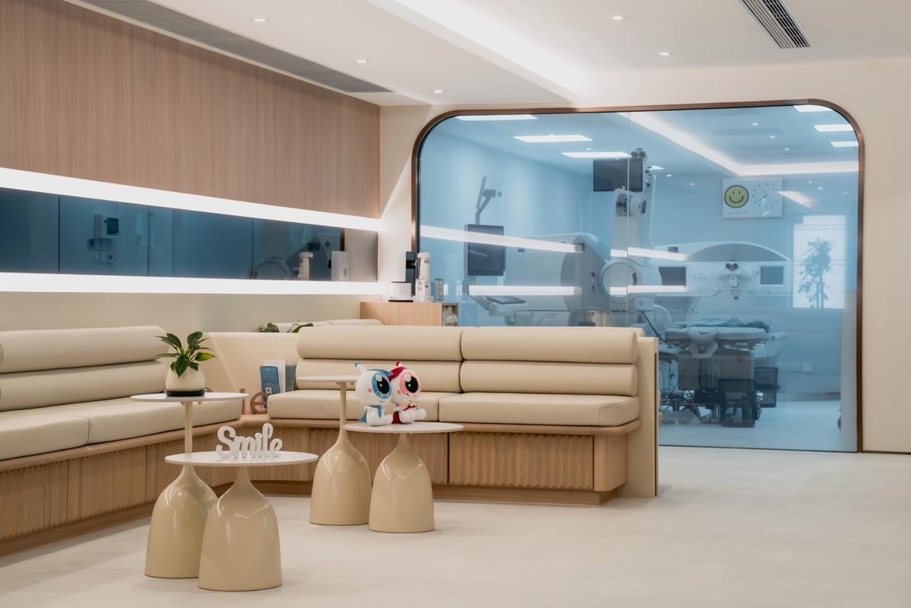 新分店的治療室採用電控霧化玻璃,能夠讓客人預先觀察矯視儀器,藉此降低對矯視手術的不安。