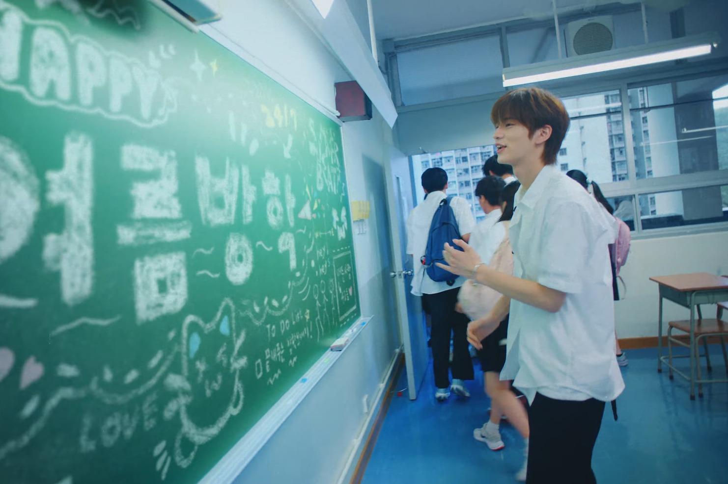 TWS成員在MV穿校服登場。