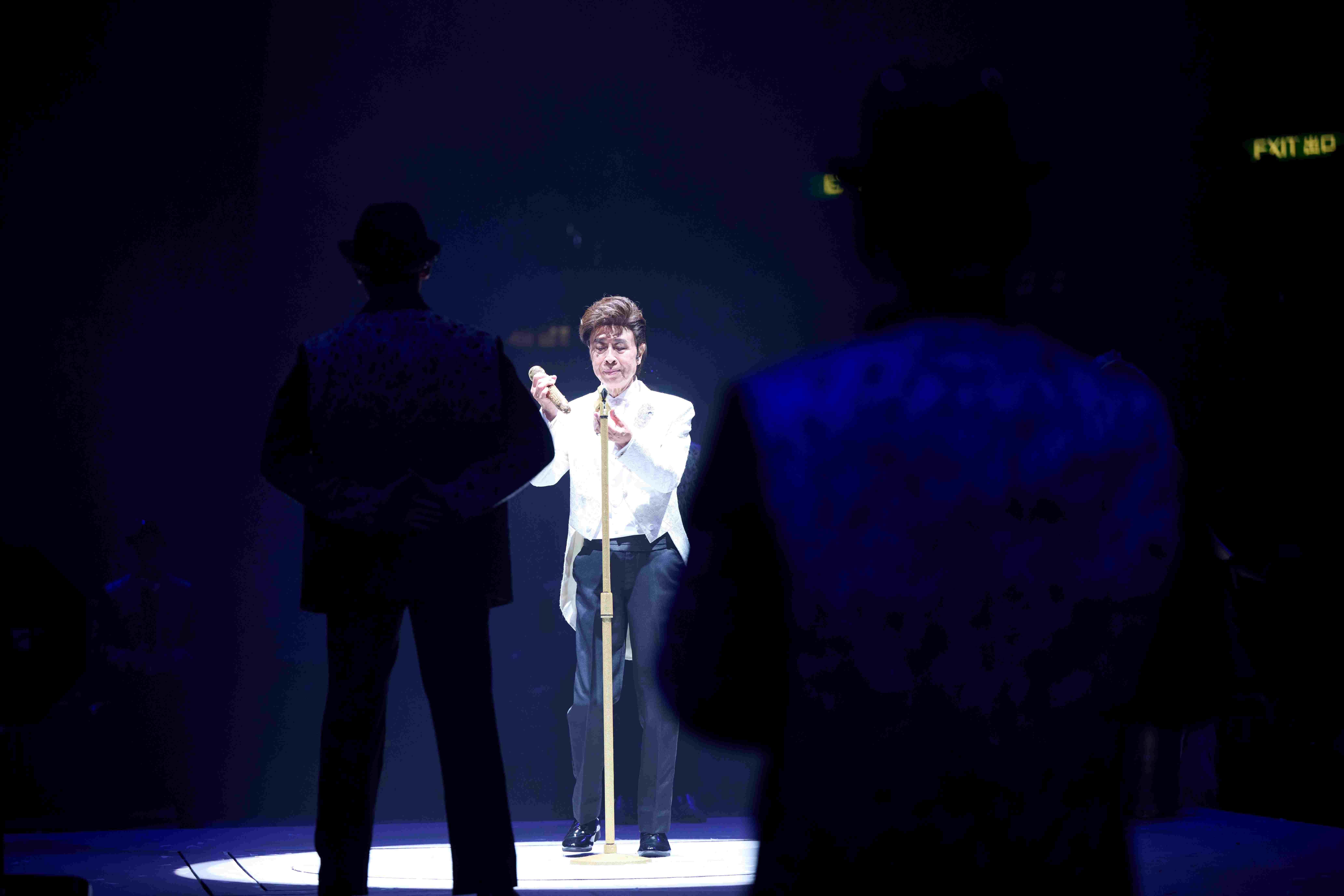 棠哥繞場跟觀眾握手,再慢慢走上台將金咪放上咪架下,正式封咪。