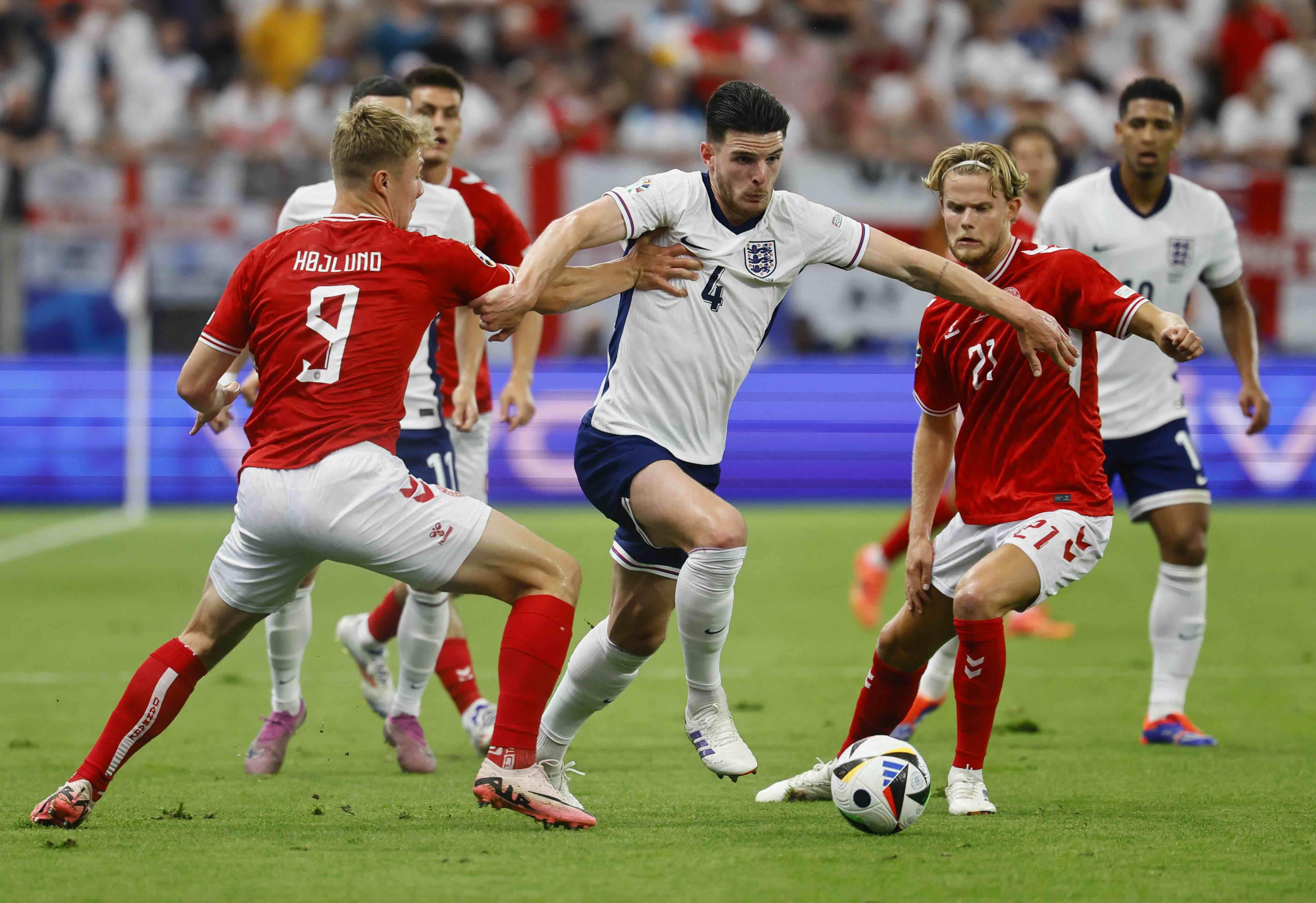 球場草地四飛,這個場面在今場不斷出現。(路透社)