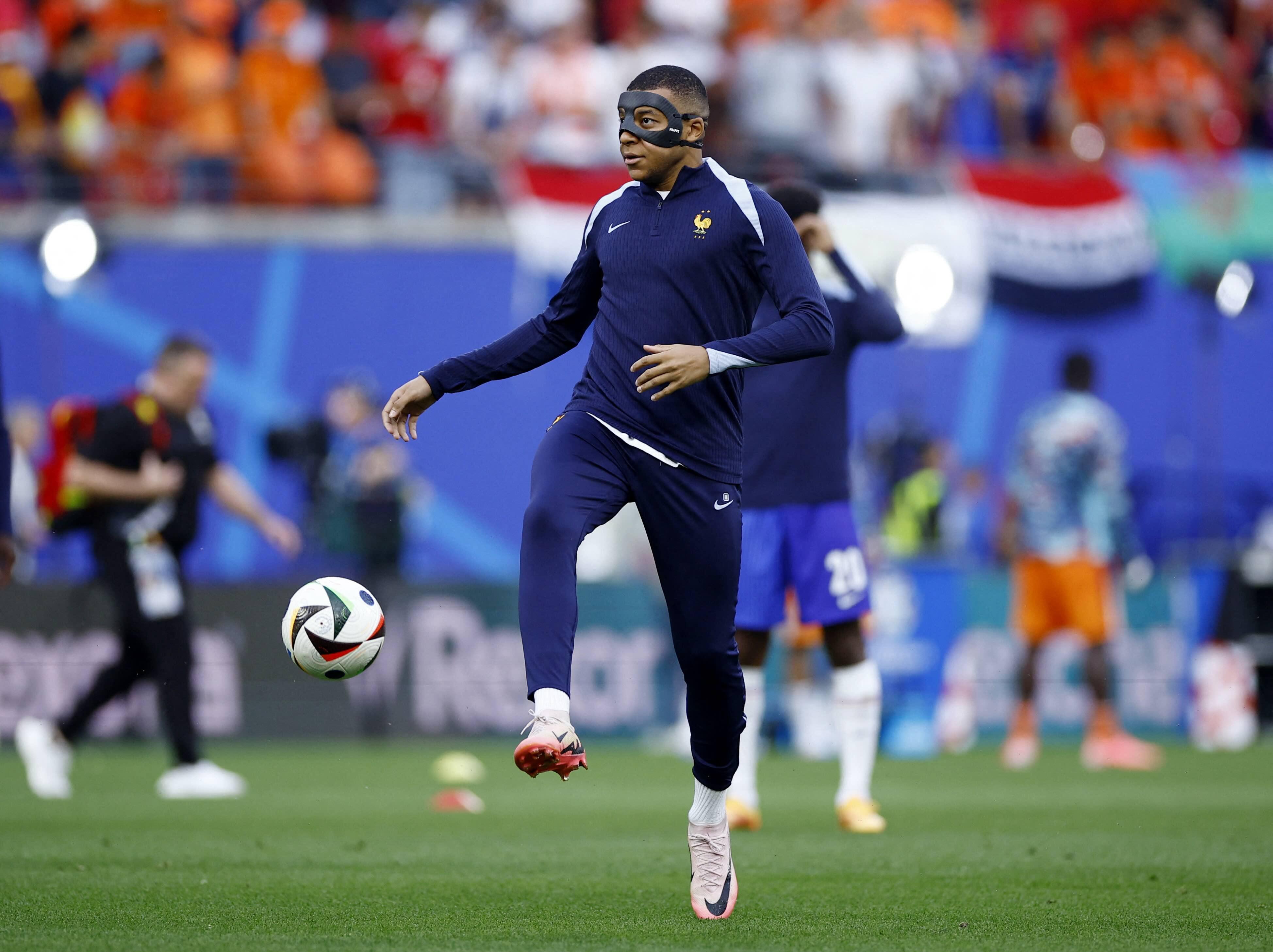 基利安麥巴比於昨天訓練,以及今天開賽前都有戴面罩。(路透社)