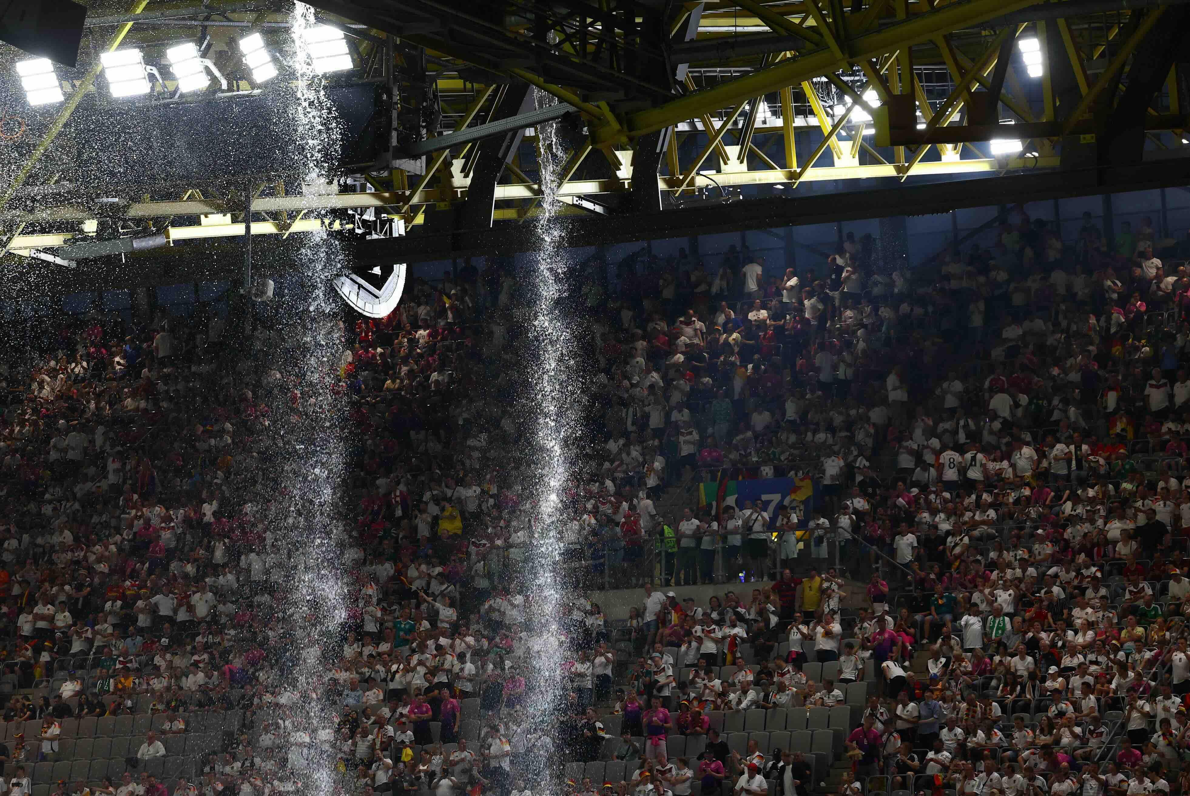 因為惡劣天氣的緣故,比賽一度暫緩25分鐘。(路透社)