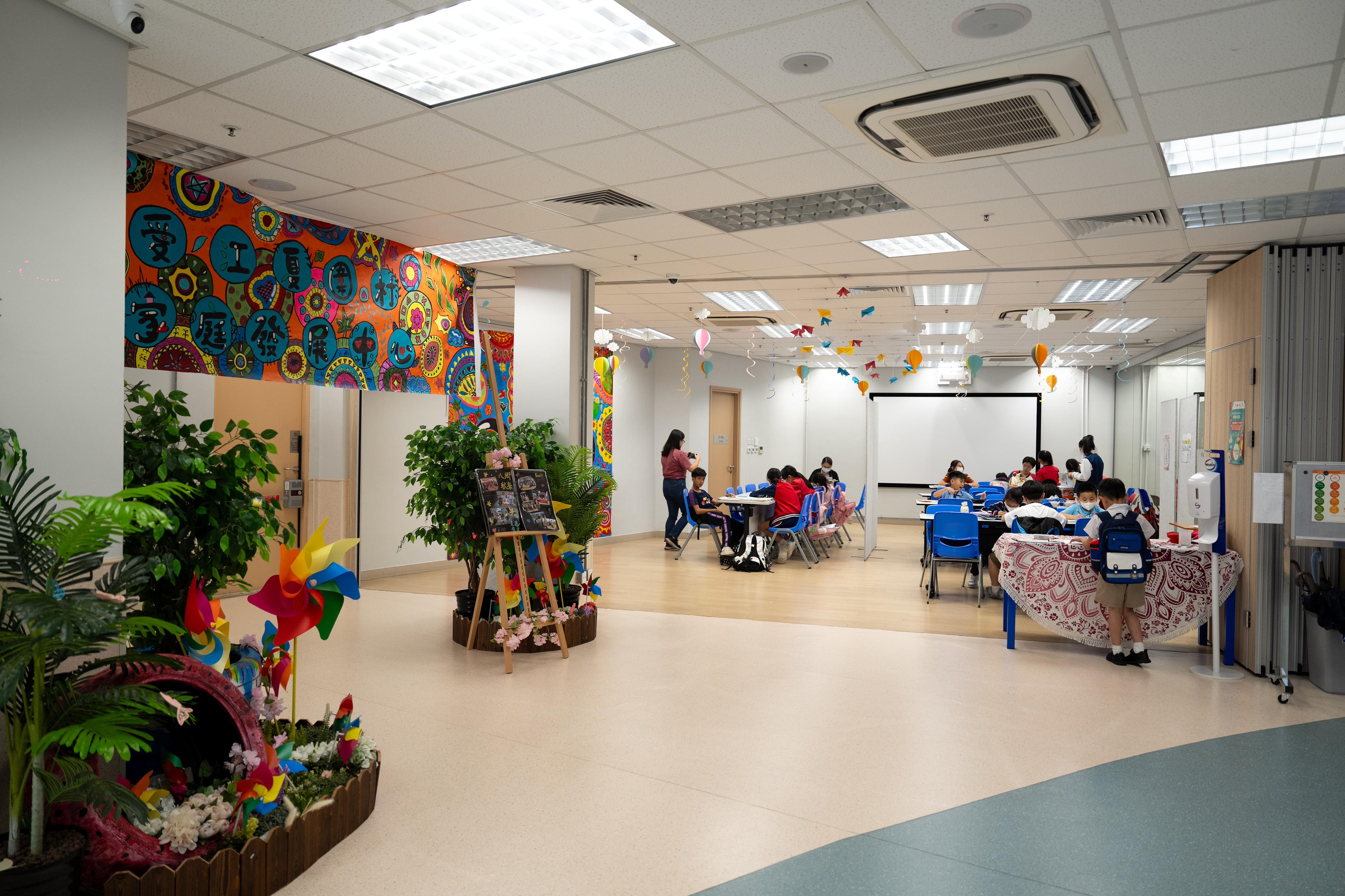 小朋友有家庭託管,令在職父母可安心上班工作。