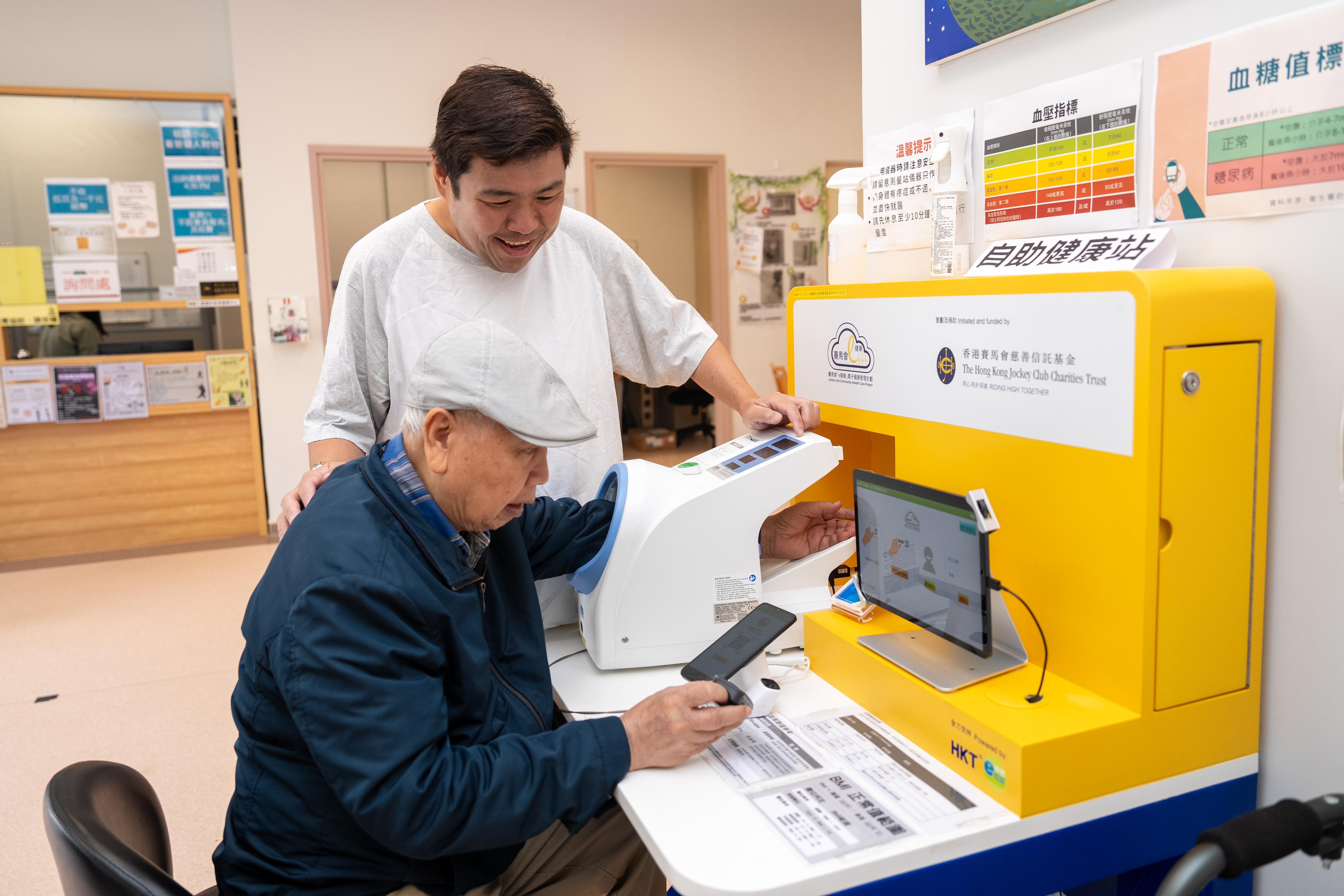 長者服務中心提供日常健康檢測工具,老友記可隨時量度血壓。
