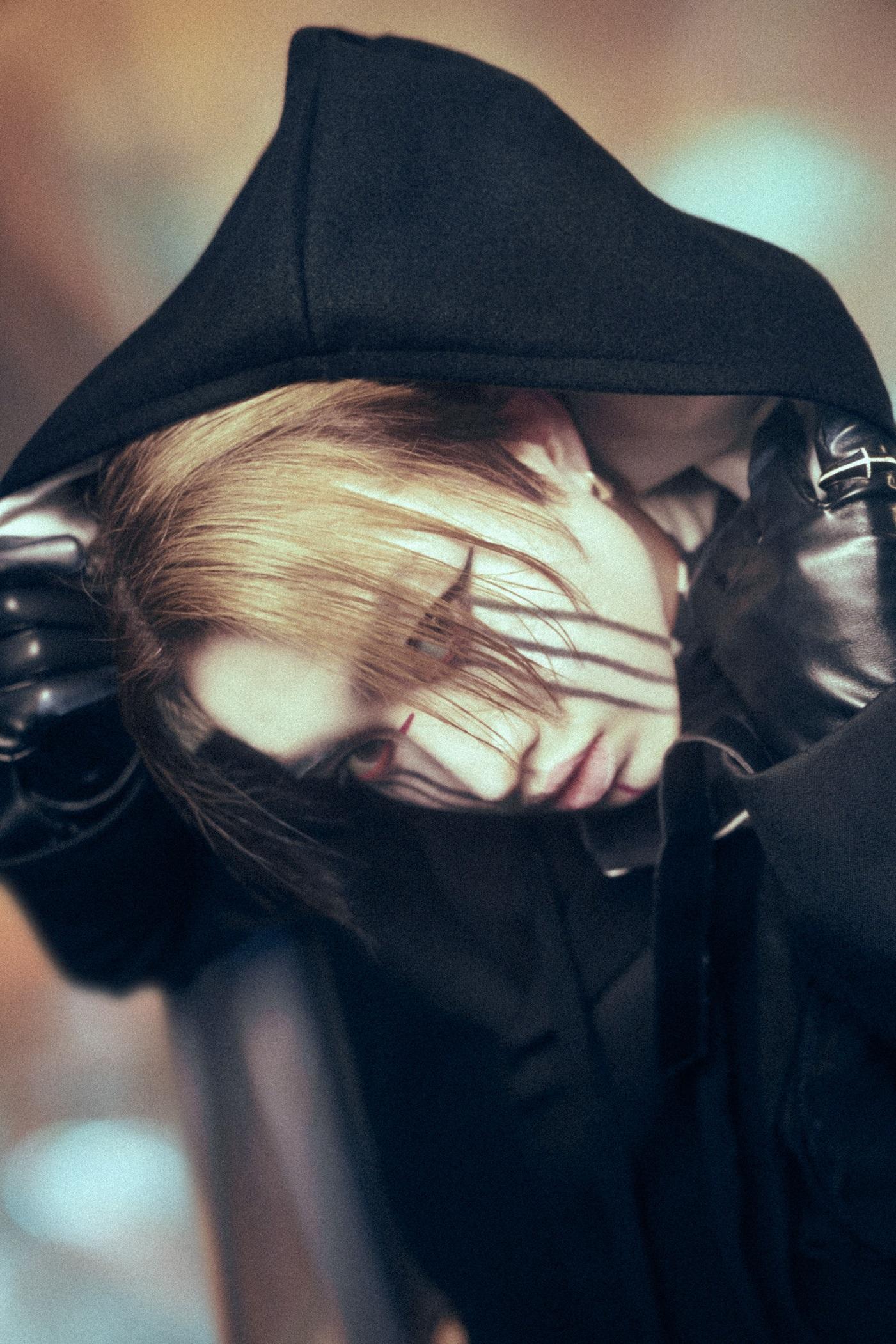 Jer柳應廷的新歌《約齊靈魂在墳墓開生日派對》,走Tim Burton式的暗黑童話風格。