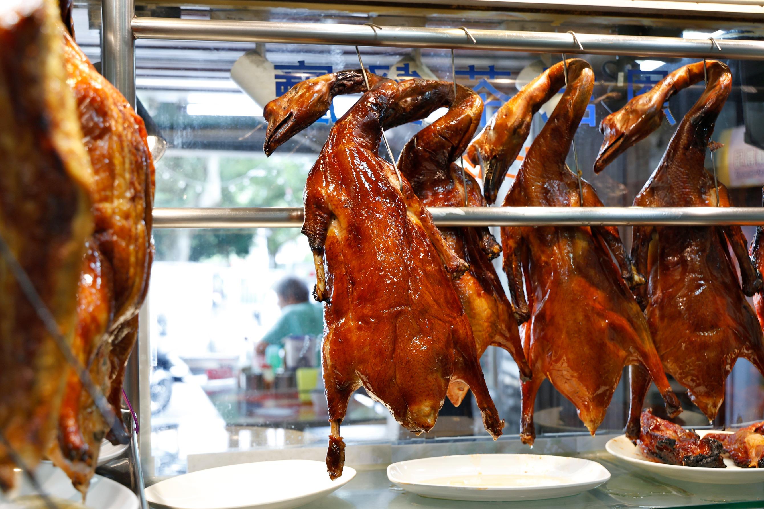 燒鵝由女師傅每朝醃製燒香,大約早上10時半就出爐,肉汁豐腴。