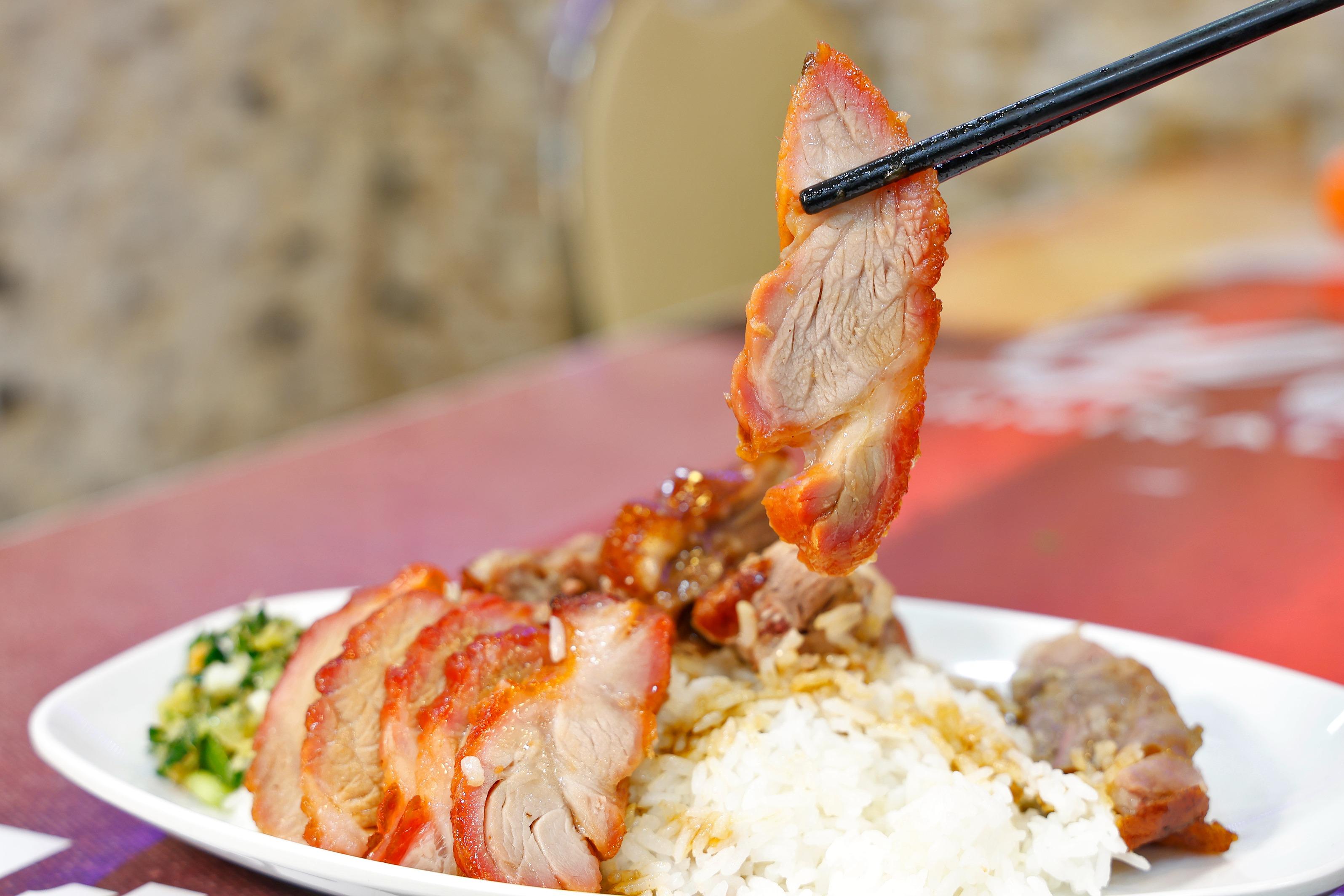 叉鵝飯$73─茶記名物燒鵝香料醃味燒得甘香,鵝味夠濃。叉燒也重肉香,柱侯醬與海鮮醬調味和諧。