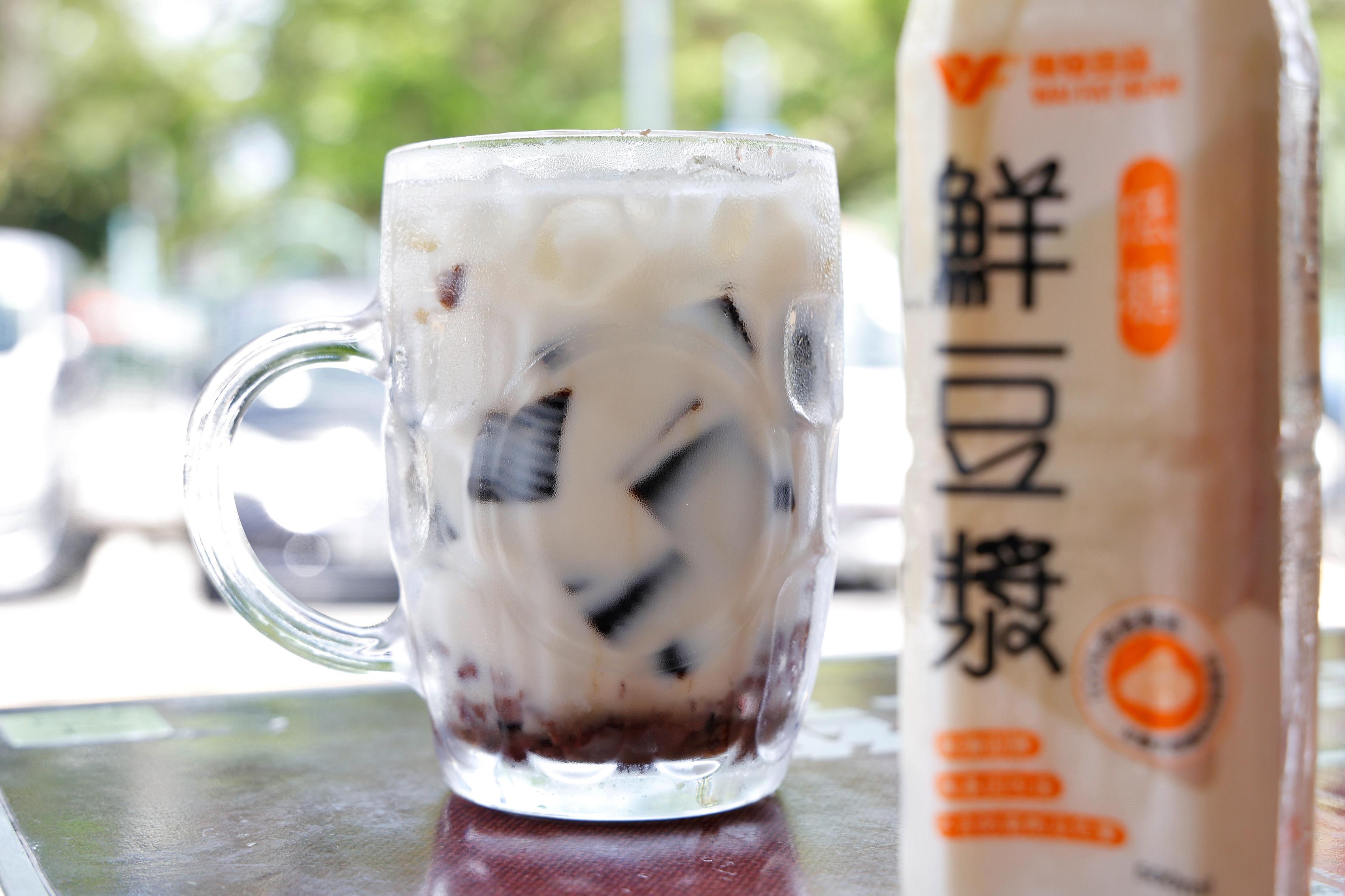 豆漿涼粉紅豆冰$40─採用茶記附近荳品廠的新鮮低糖豆漿沖調,豆香天然,與甘爽的涼粉和自家煮的甜蜜起沙紅豆很匹配。