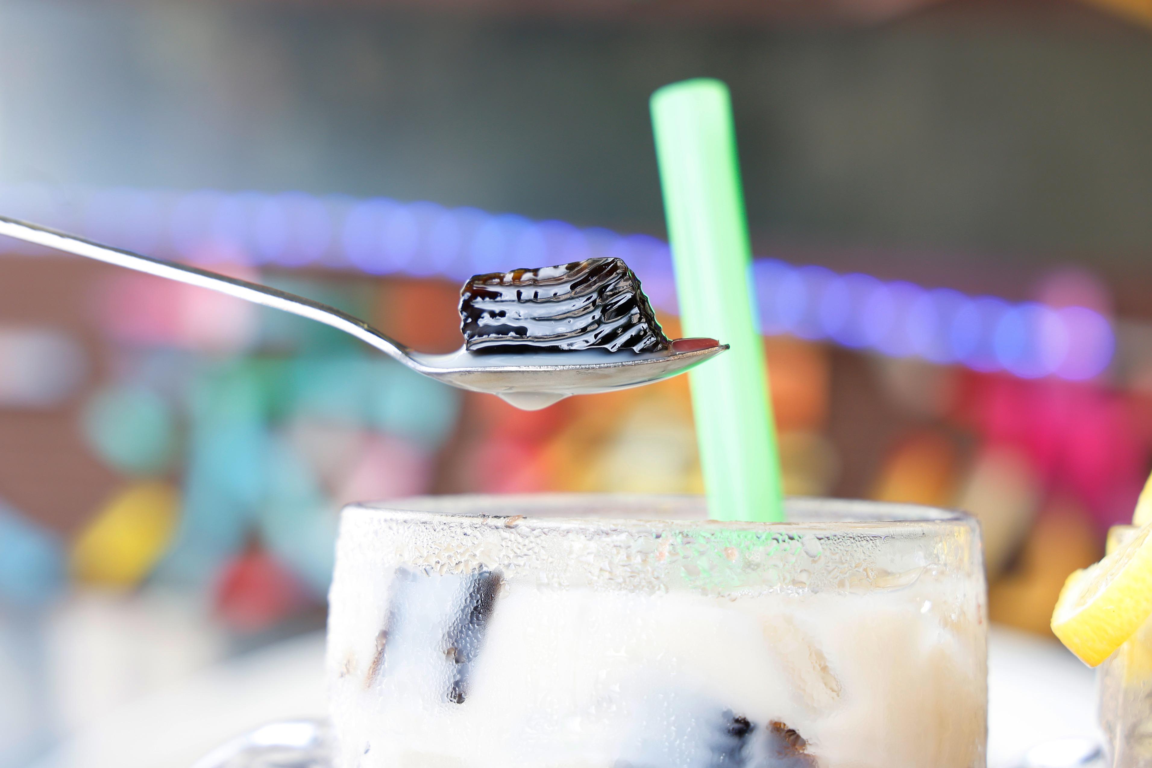 涼粉是八鄉村民用涼粉草自製,每日交來,帶涼茶的甘味,比坊間的爽口。