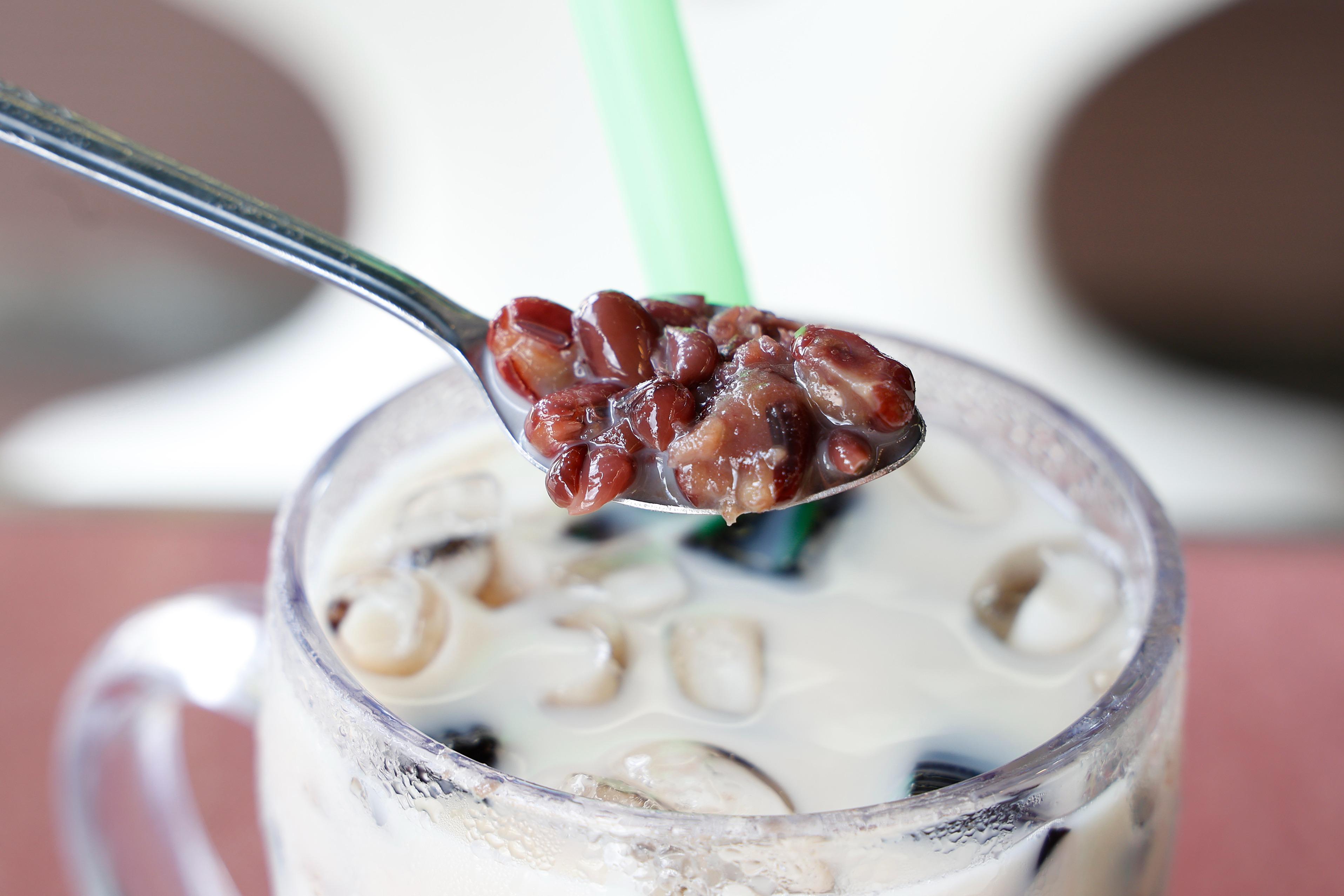 豆漿涼粉紅豆冰$40 採用茶記附近荳品廠的新鮮低糖豆漿沖調,豆香天然,與甘爽的涼粉和自家煮的甜蜜起沙紅豆很匹配。