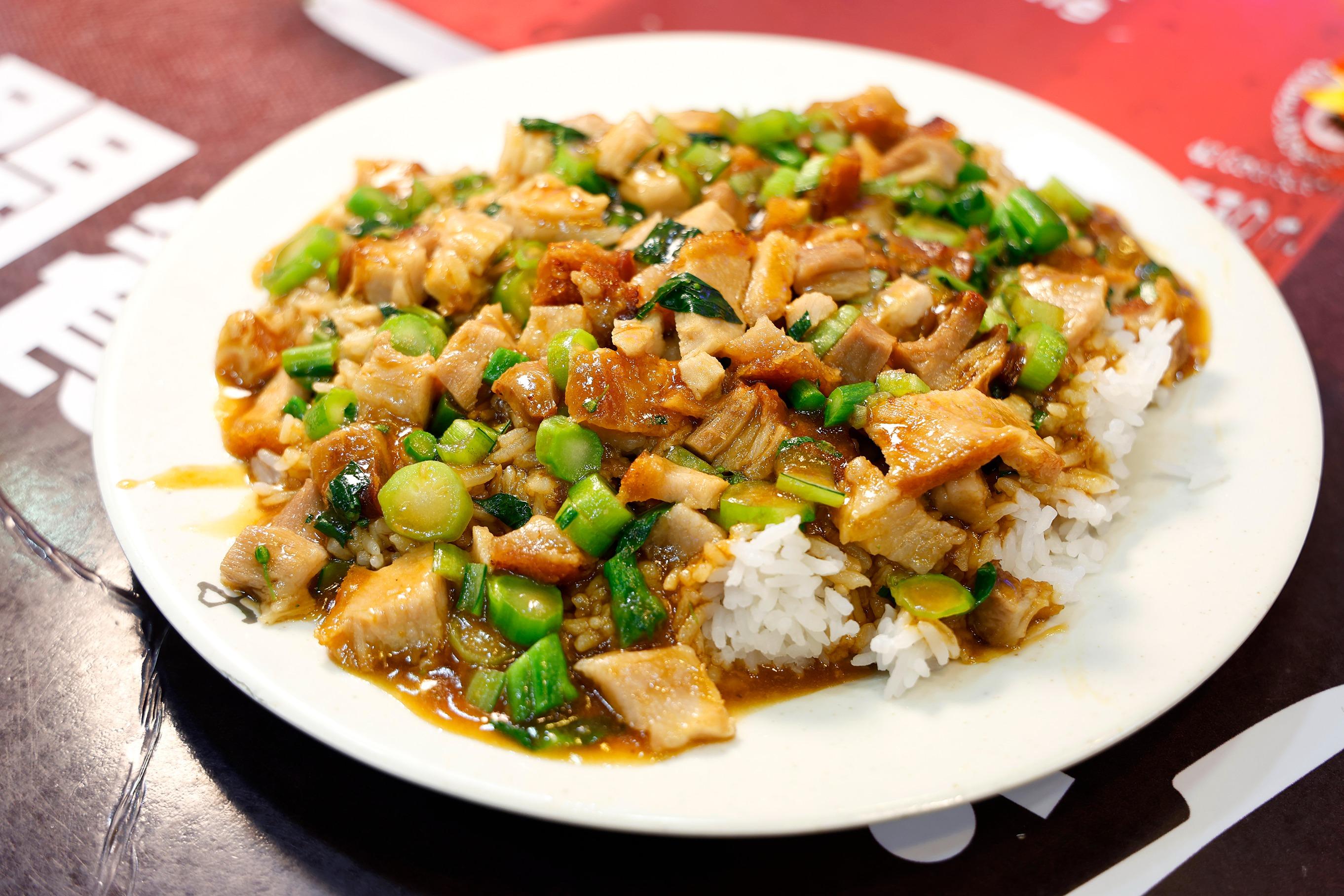 免治火腩飯$63─火腩粒粒肥瘦分明,肉味口感豐富,伴蔬菜粒帶出清爽,平衡肉膩感。