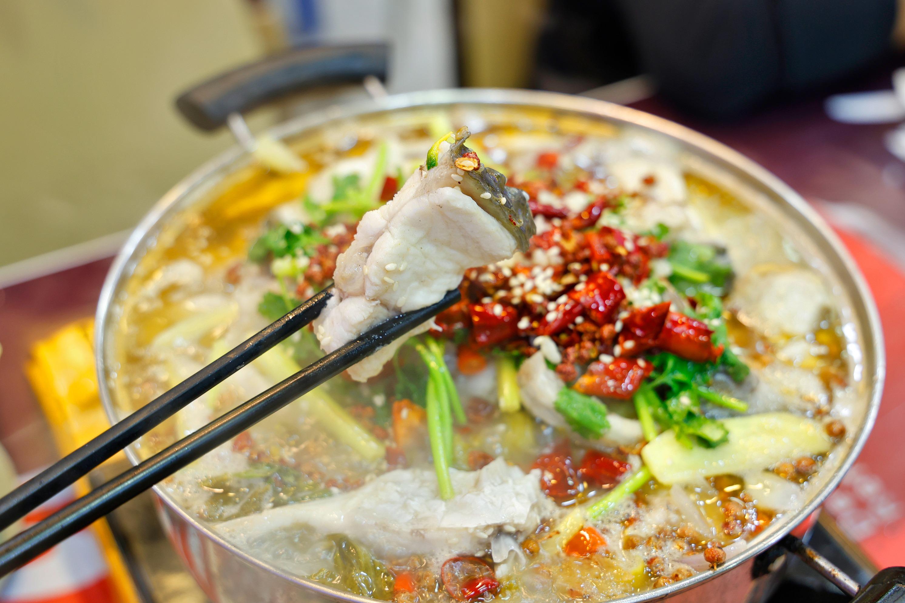 酸菜魚$350細─鯇魚肉厚,新鮮沒泥腥味。一鍋再附上切片的鯇魚及娃娃菜,魚肉片片泛光澤。自家醃製的酸菜酸味溫和,不會過鹹。