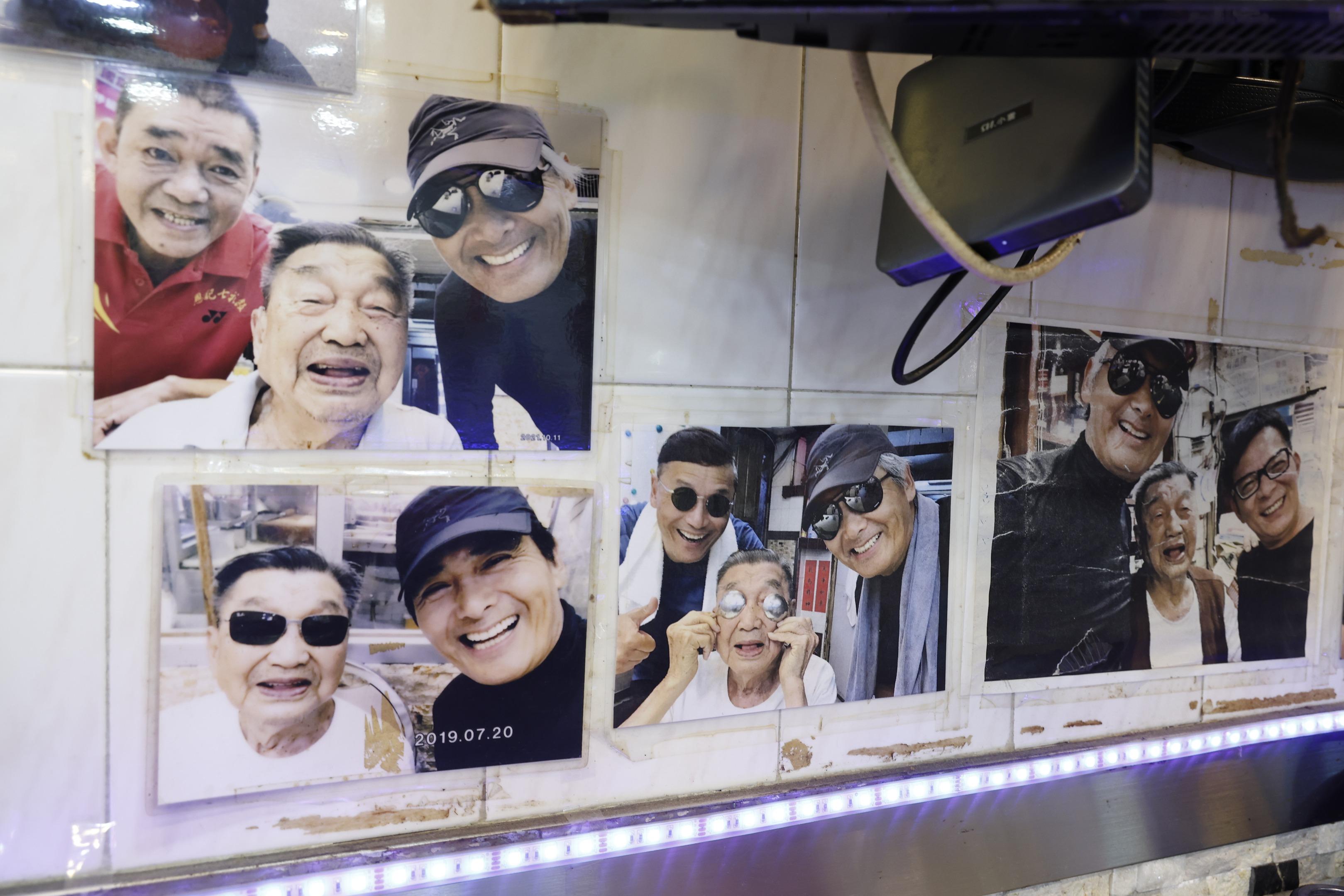 發哥幫襯了40多年,每張合照都是他主動用相機拍下的。